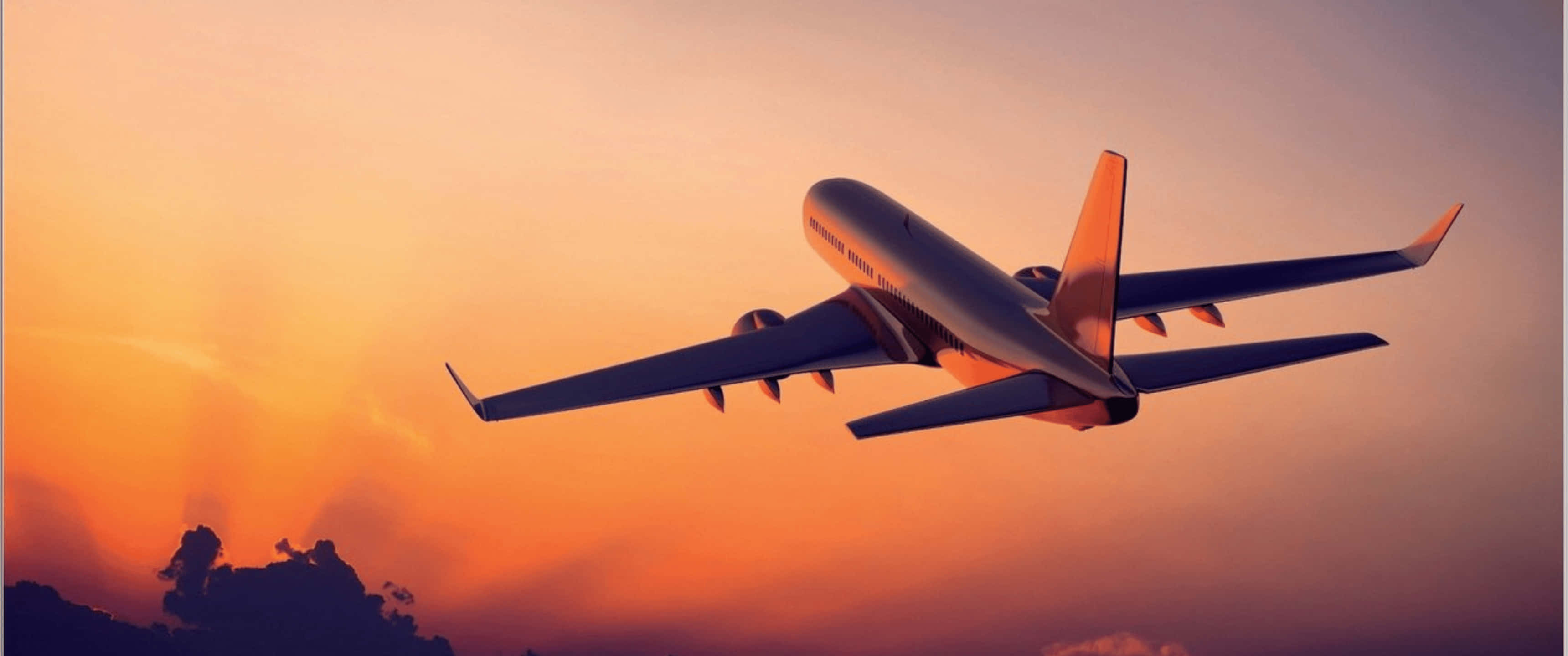 Plane 桌布 壁紙 — 一架大型客機在下方烏雲密佈的背景下，翱翔於火紅橙色的日落天空。