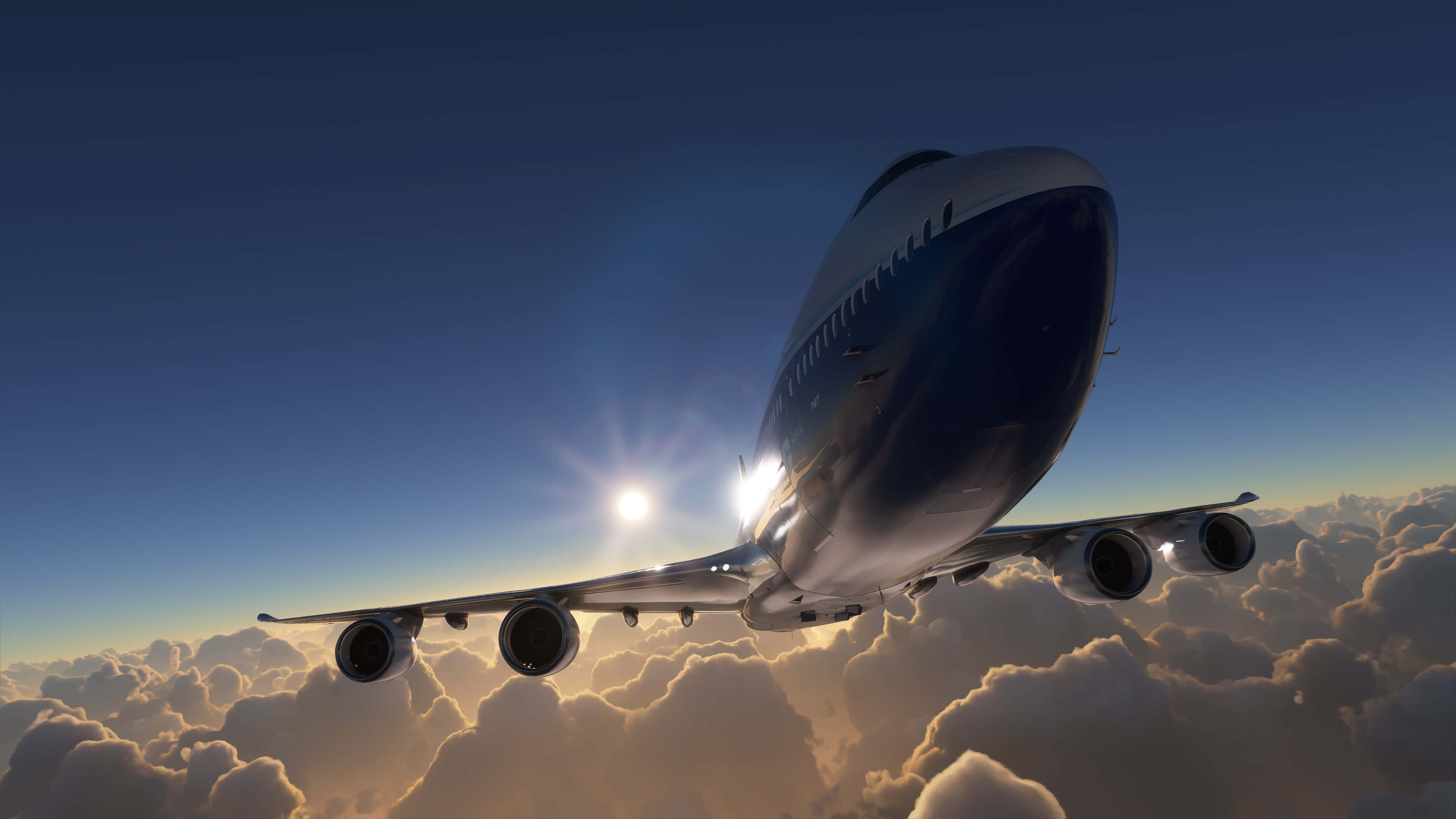 飛機 桌布 壁紙 — 一架大型客機在蓬鬆的雲層上方翱翔，太陽在它背後明亮地照耀，散發出金色的光芒。