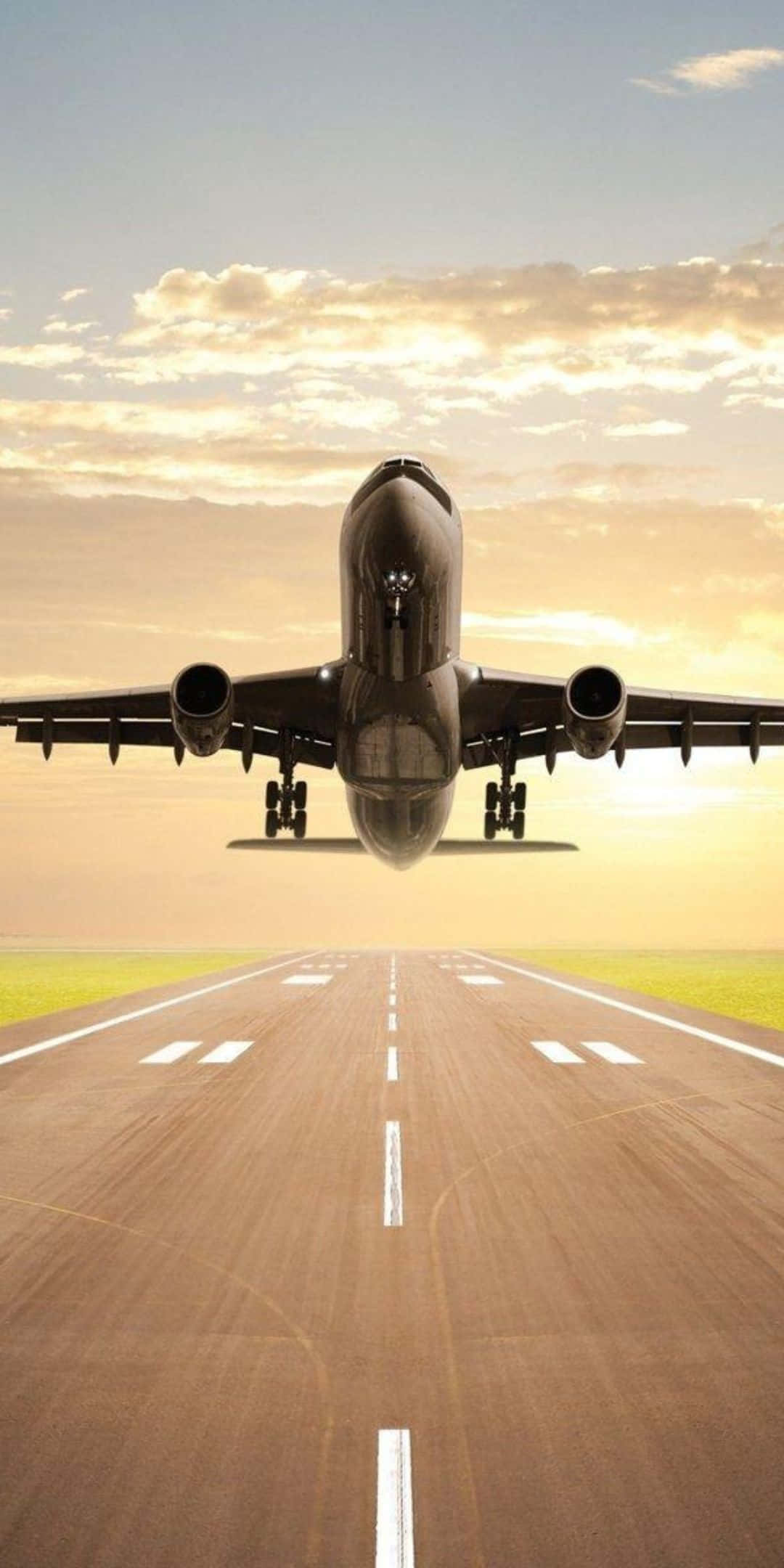 Pixel 3 Plane 桌布 壁紙 — 一架大型客機正降落到被金色夕陽光芒籠罩的跑道上，上空有零星雲朵。