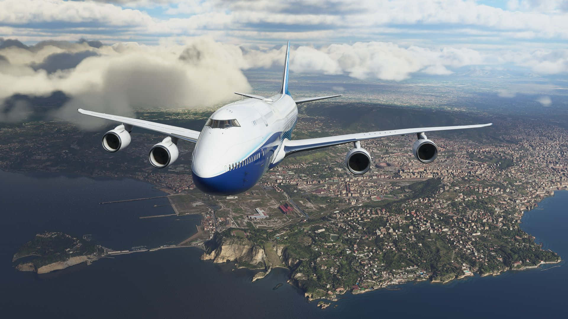 1920x1080 Microsoft Flight Simulator 桌布 壁紙 — 一架大型白色和藍色客機在蓬鬆的雲層上方翱翔，下方是沿海城市和海洋。