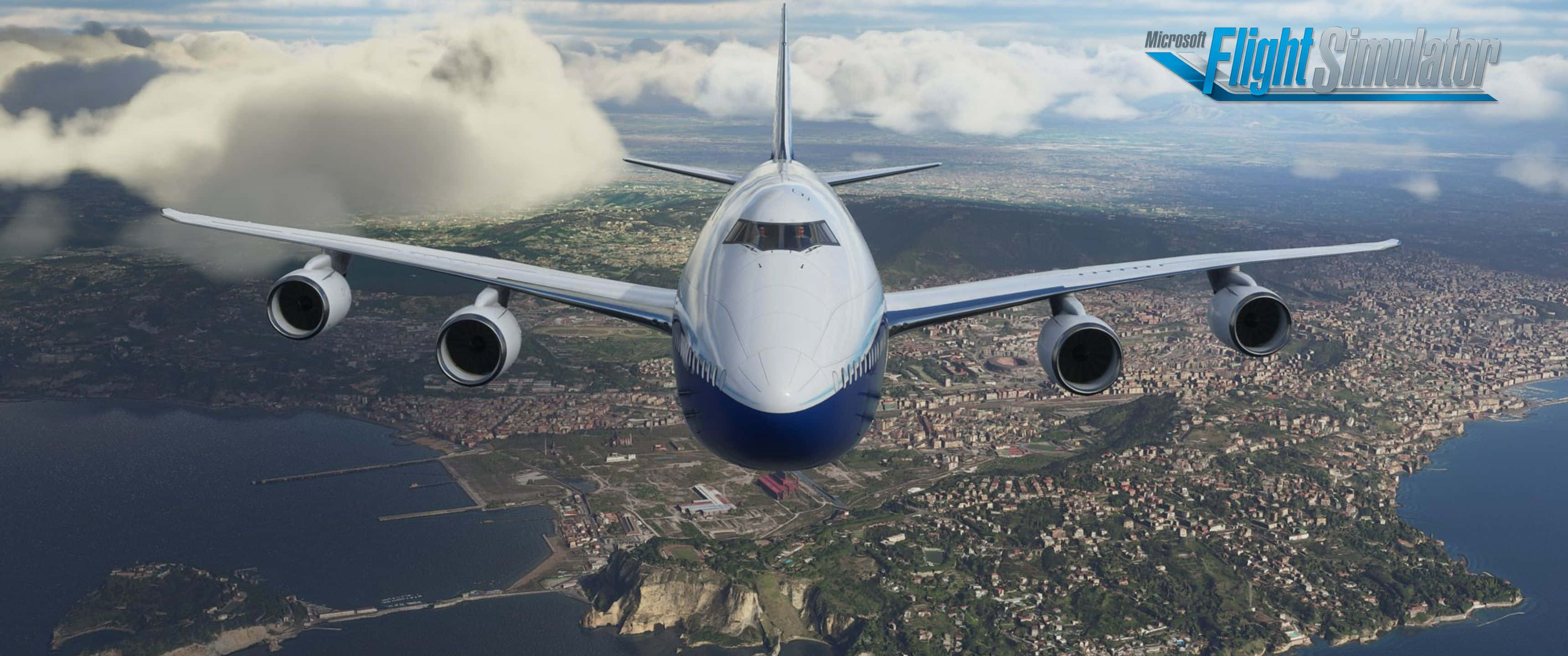 3440x1440p Microsoft Flight Simulator 桌布 壁紙 — 一架大型白色和藍色客機飛越詳細的沿海城市景觀，下方有雲層。