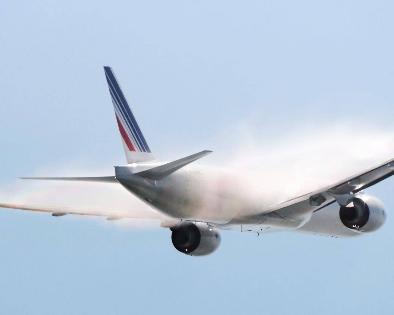 Plane 桌布 壁紙 — 一架大型白色法國航空飛機在清澈的藍天中翱翔，引擎排氣和機翼細節清晰可見。