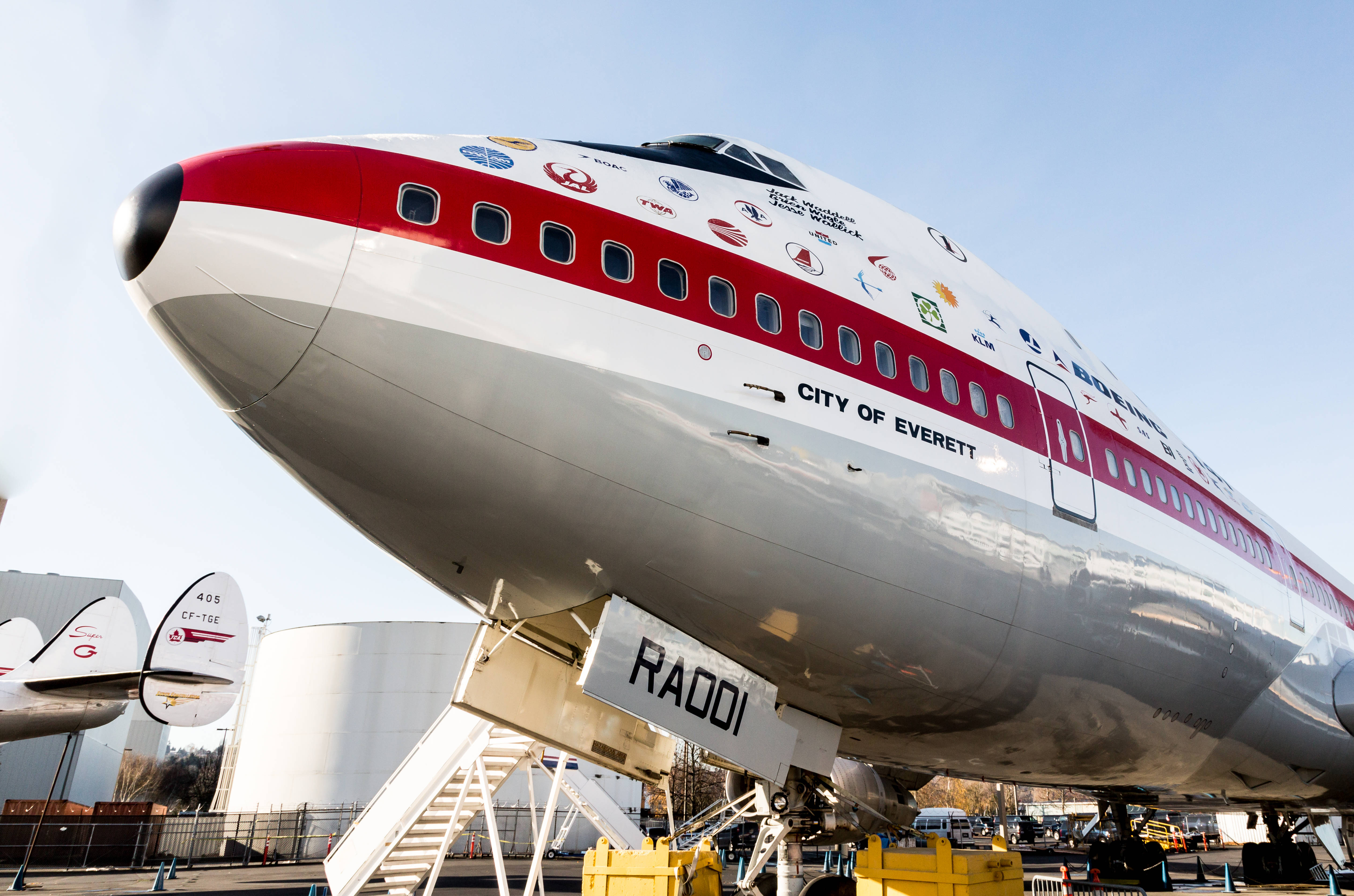 Plane 桌布 壁紙 — 一架大型銀色和紅色飛機，側面塗有 'CITY OF EVERETT'，在晴朗的藍天下展示在支架上。