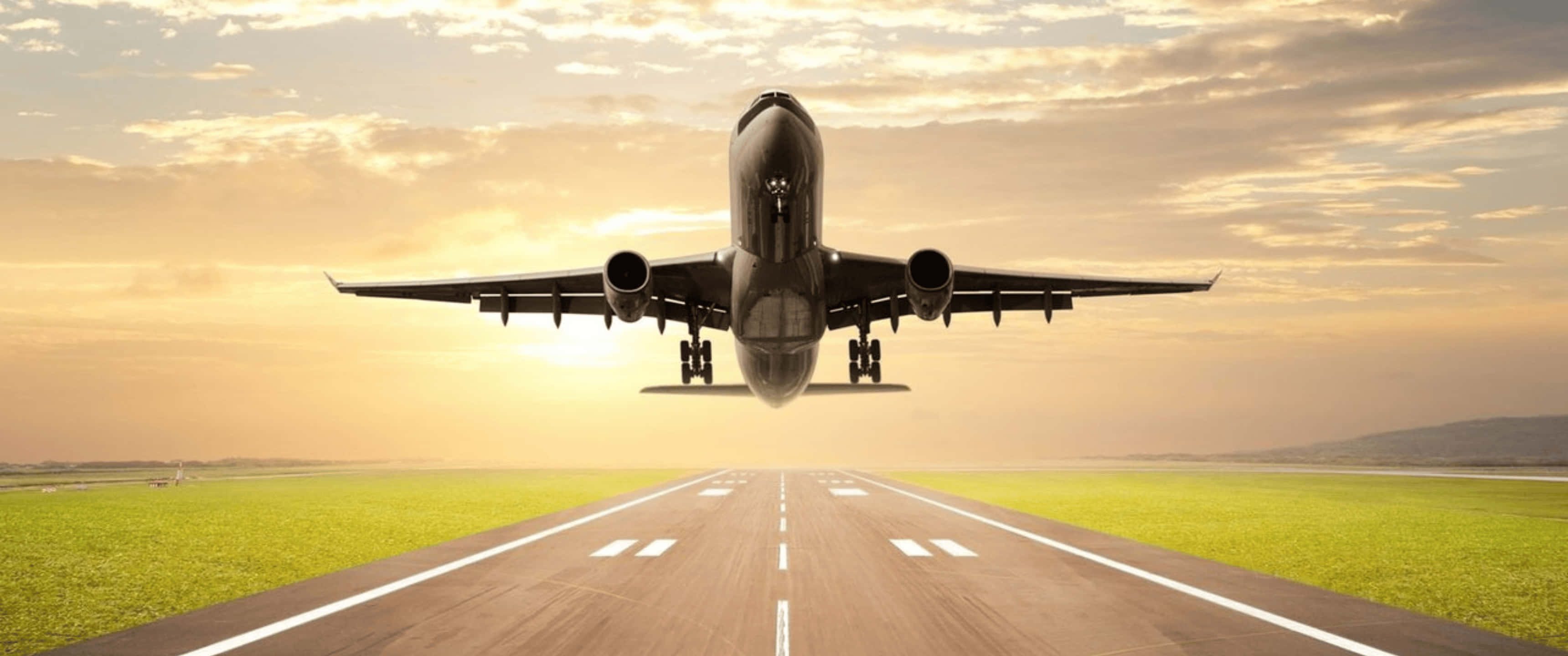 Plane 桌布 壁紙 — 一架大型飛機在黃金時段從跑道起飛，充滿活力的綠色田野延伸到地平線。