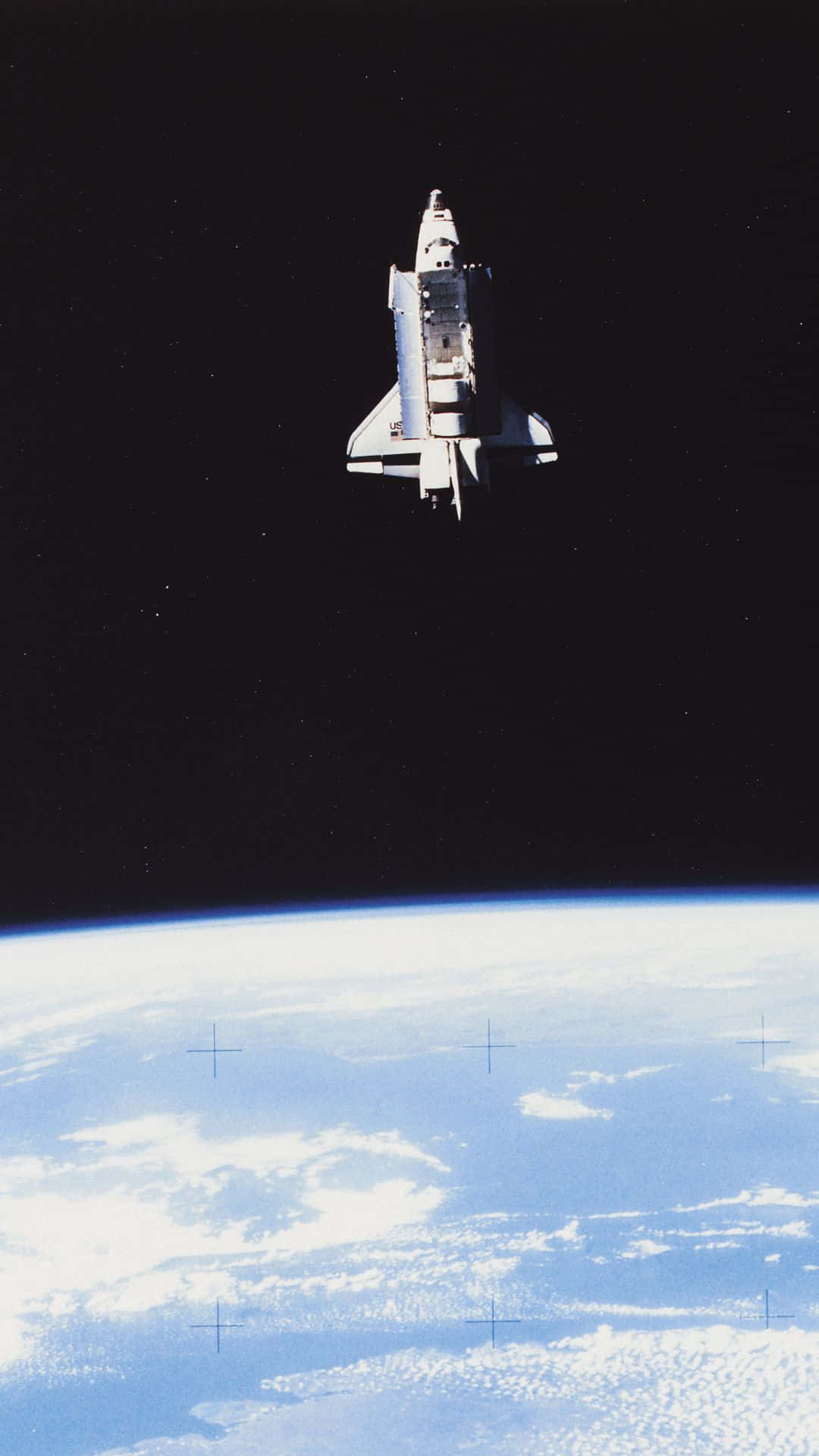 Live Space 桌布 壁紙 — 一架太空梭在佈滿星星的黑色虛空中，於地球彎曲的地平線上方滑翔。