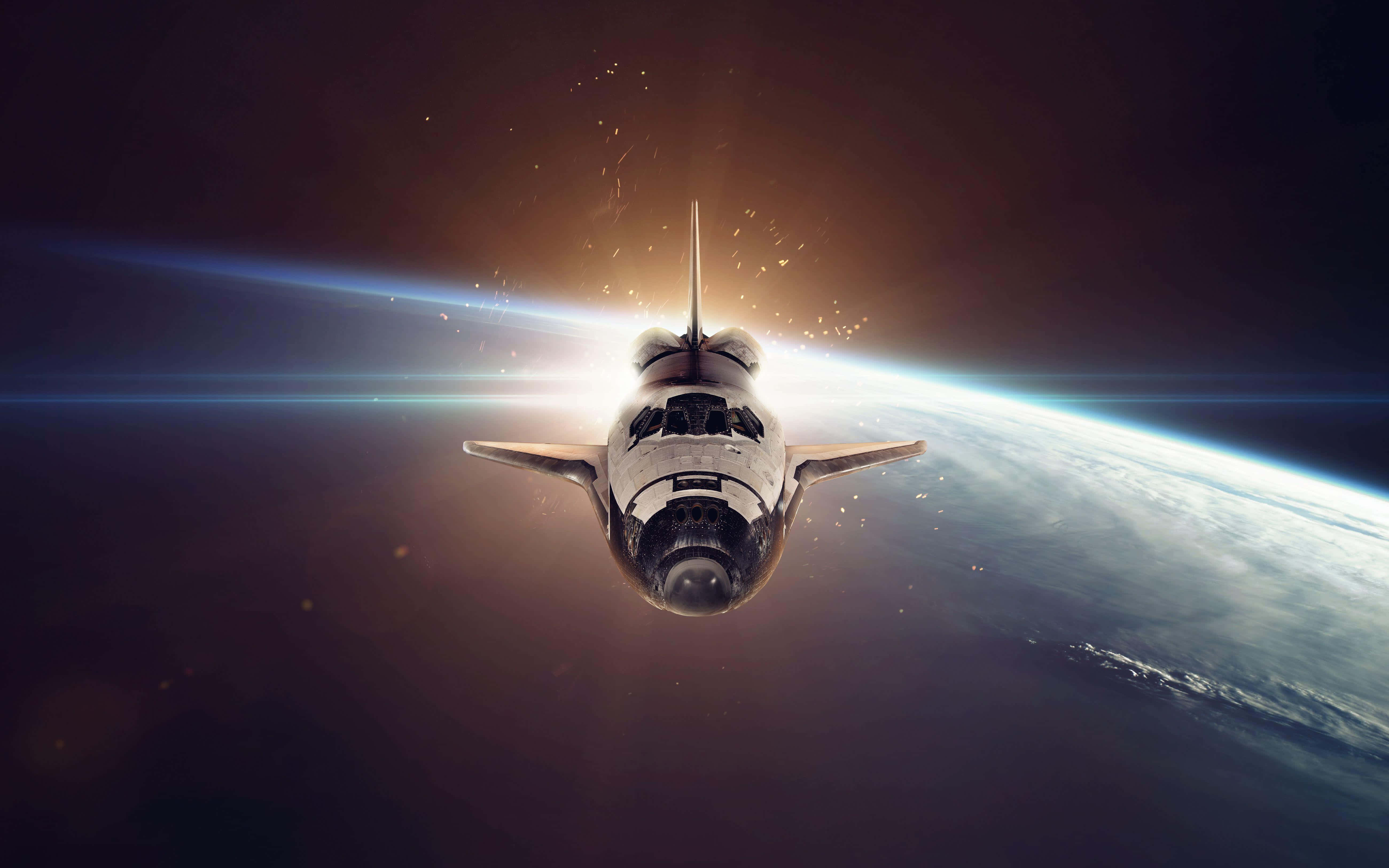 Aerospace 桌布 壁紙 — 一架太空梭在地球彎曲的地平線上空翱翔，燦爛的日出將金色光芒灑在其機翼和下方的行星上。