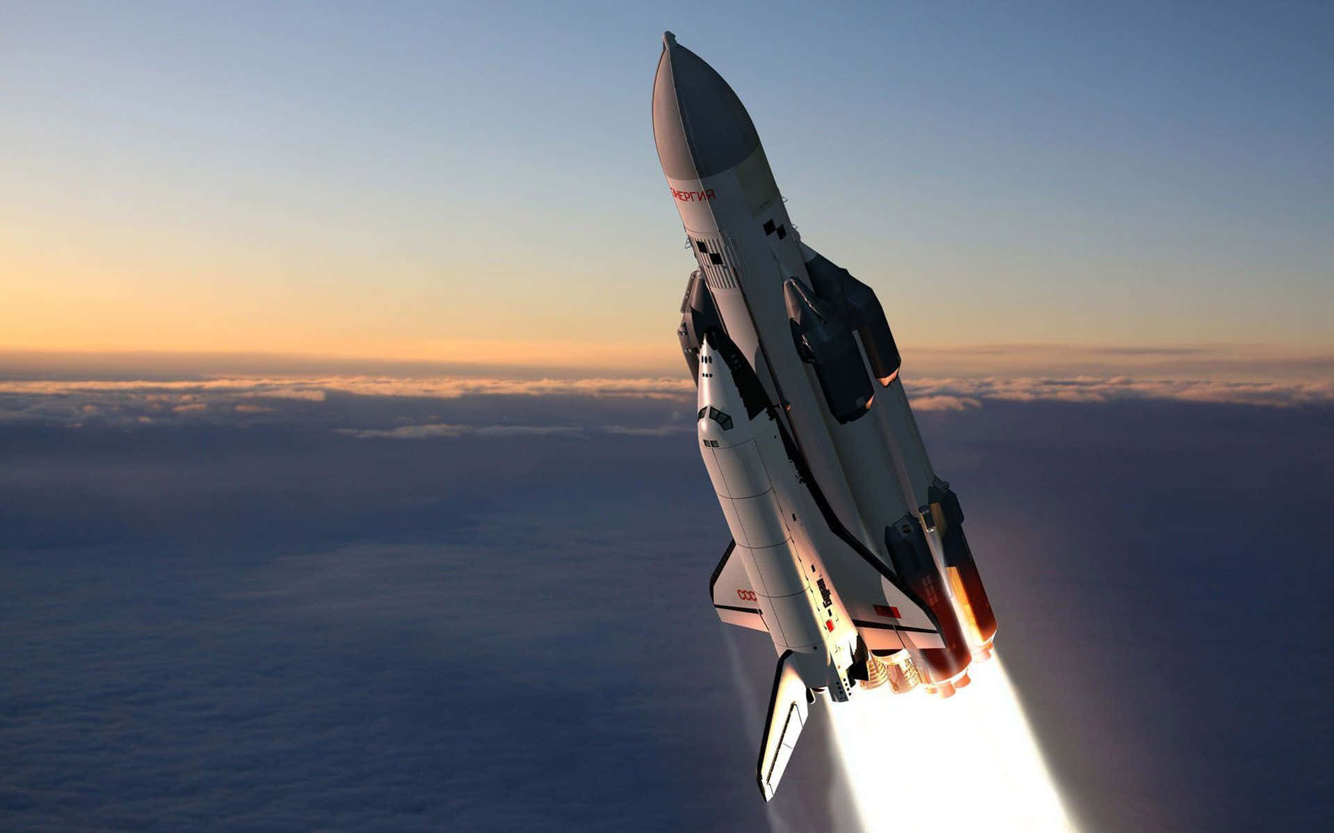 space shuttle 桌布 壁紙 — 一架太空梭在日落時分強力穿過雲層上升，熾熱的引擎照亮了天空。
