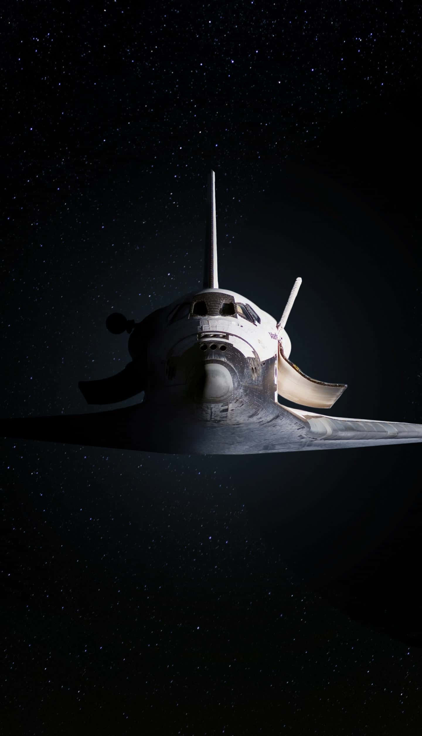 Space Exploration 桌布 壁紙 — 一架太空梭在星光璀璨的黑暗中滑行，引擎發光，背景是宇宙。