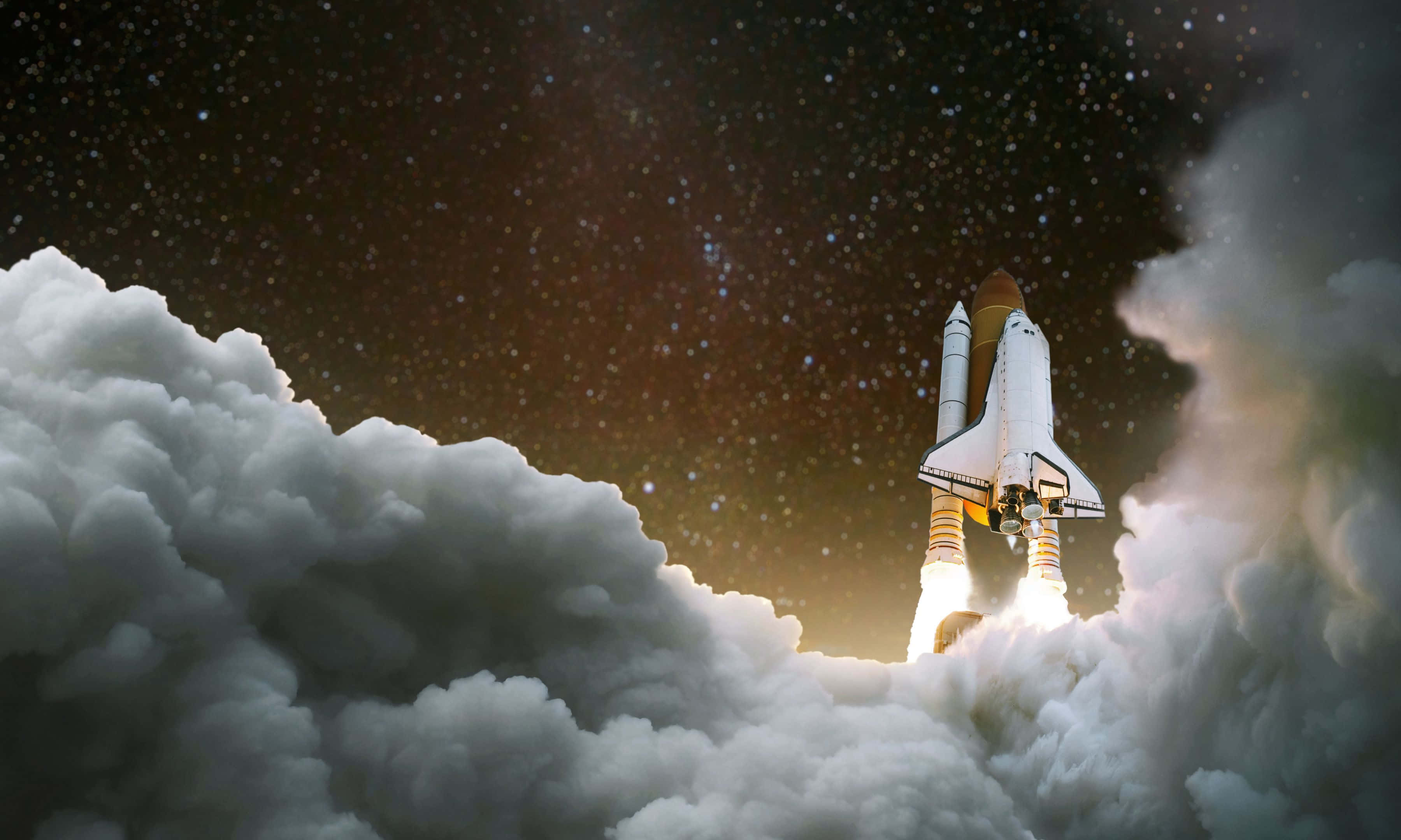 3600x2160 桌布 壁紙 — 一架太空梭在繁星點點的夜空背景下，以熾熱的引擎穿過厚厚的雲層上升。