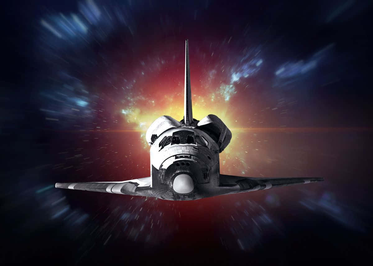 Interstellar Travel 桌布 壁紙 — 一架太空梭穿過宇宙星雲向前飛馳，身後有劃過的星星和發光的紅橙色光芒。