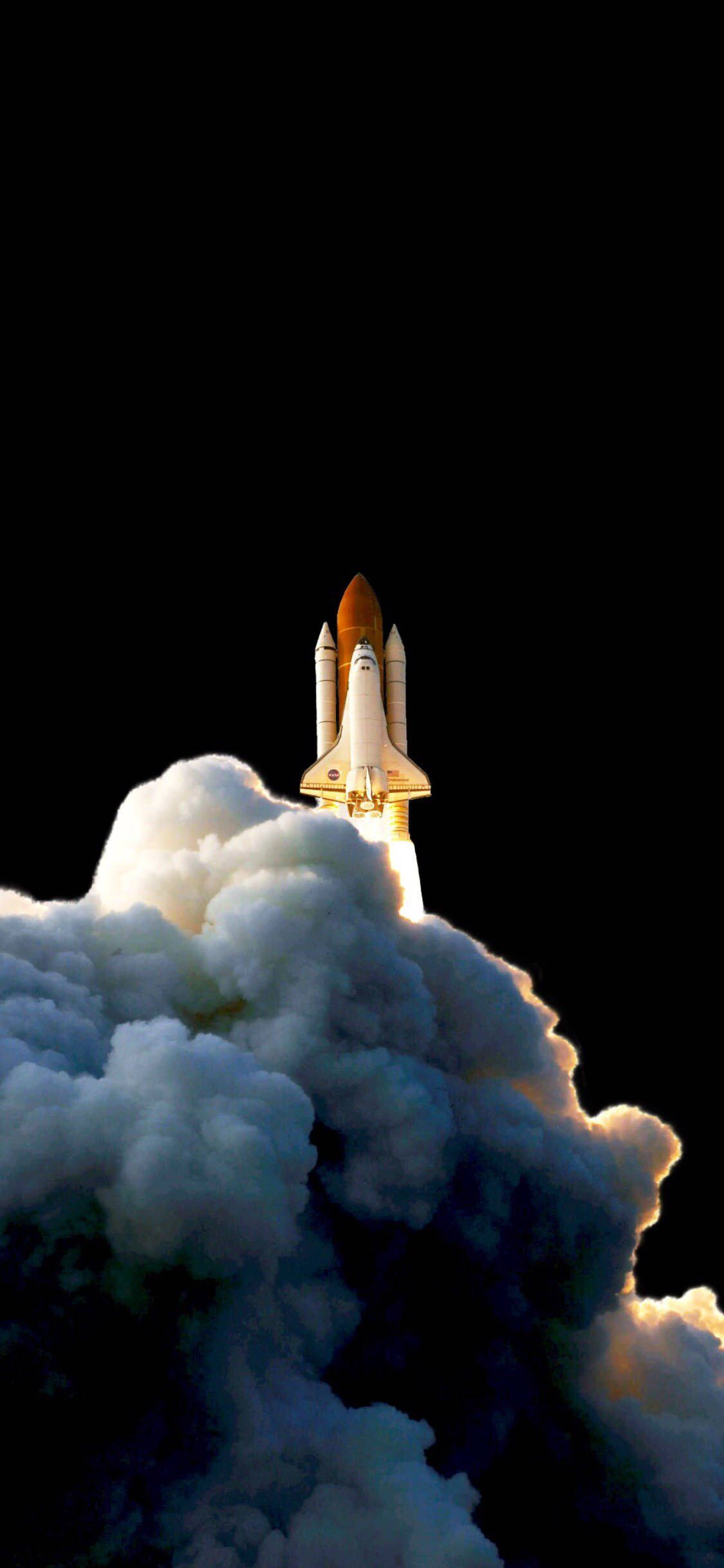 Rocket 桌布 壁紙 — 一架太空梭點燃引擎，穿過厚厚雲層，在黑色天空中上升。