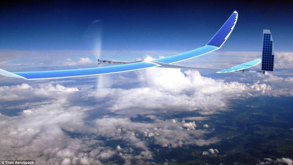 Aerospace 桌布 壁紙 — 一架太陽能飛機在藍天和綠色地球之上的蓬鬆白雲上方滑翔。