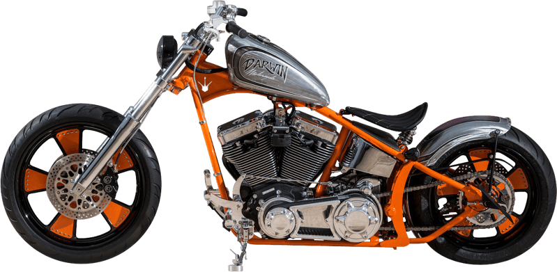 Chopper 桌布 壁紙 — 一架客製化橙色和鍍鉻的chopper機車，油箱上印有'DARVIN'，孤立地立在黑色背景前。