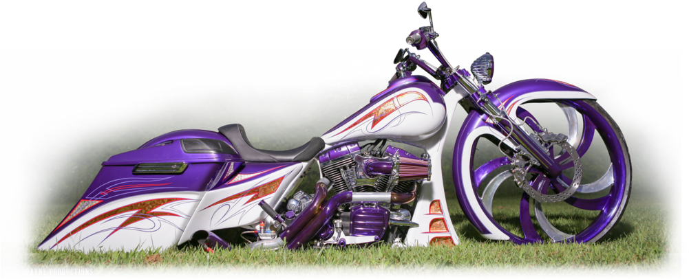 Clip Art 桌布 壁紙 — 一架客製紫色和白色的chopper機車帶有火焰貼花，停在星空下的草地上。