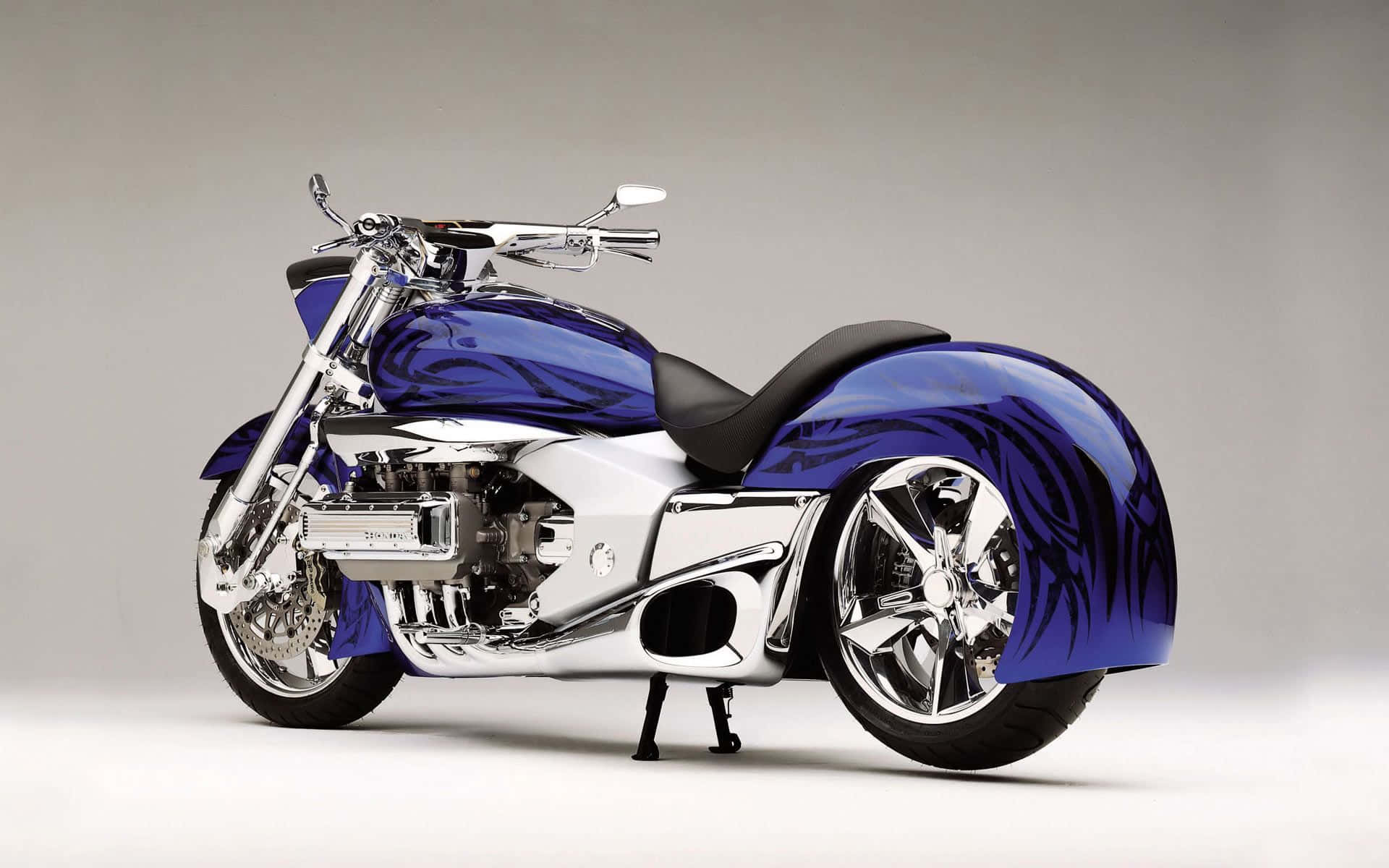 機車 桌布 壁紙 — 一架客製藍色鍍鉻chopper機車，帶有部落火焰貼紙，佇立在攝影棚地板上。