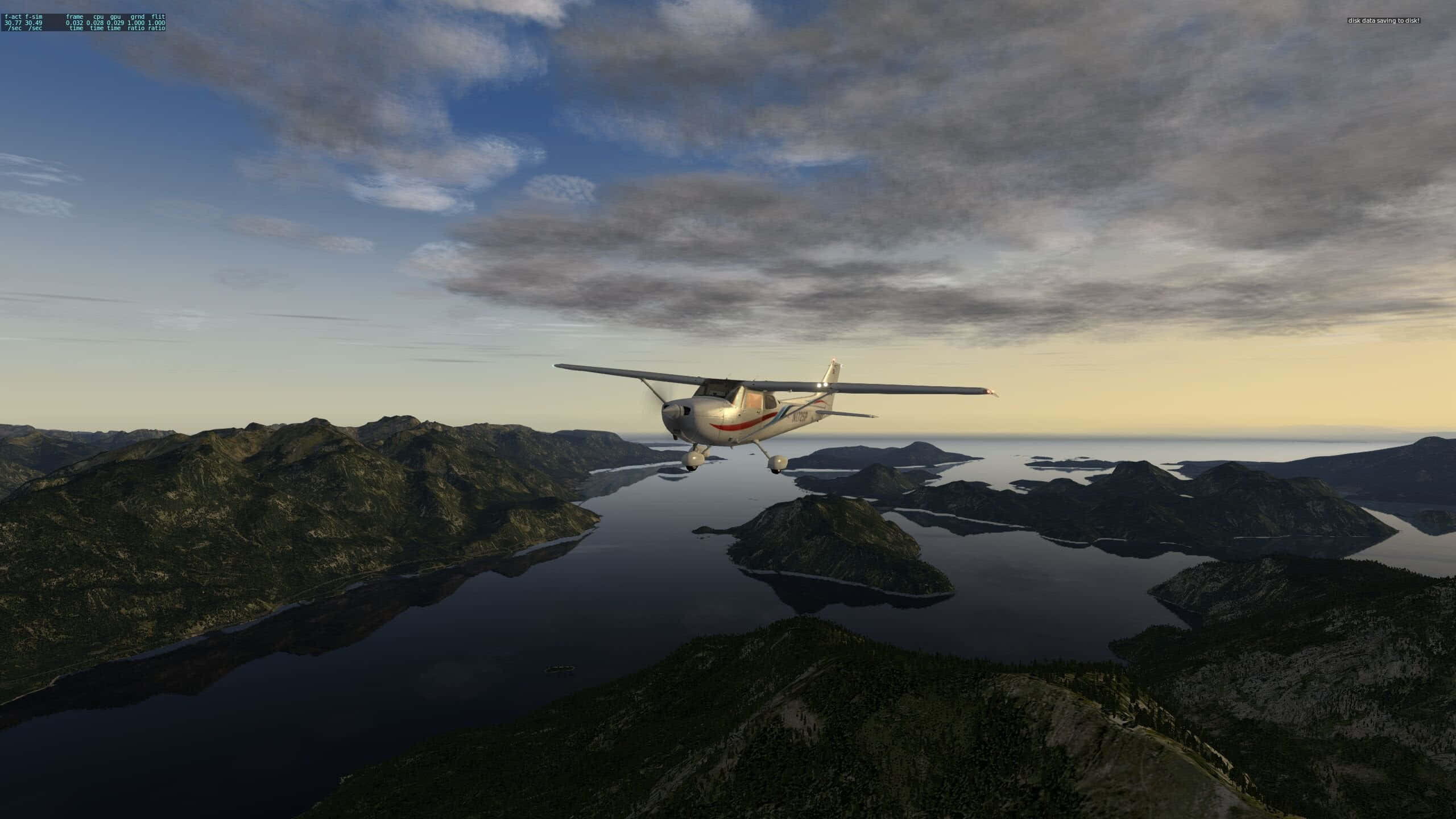 1440p Plane 桌布 壁紙 — 一架小型螺旋槳飛機在部分多雲的天空下，低飛過蜿蜒的峽灣，周圍是森林覆蓋的山脈。