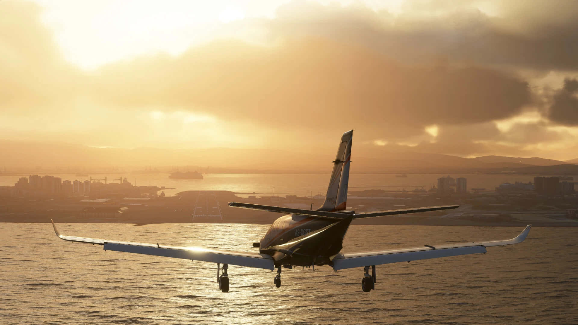 1920x1080 Microsoft Flight Simulator 桌布 壁紙 — 一架小型飛機在日落時低飛過金色水面，朝向沿海城市降落。