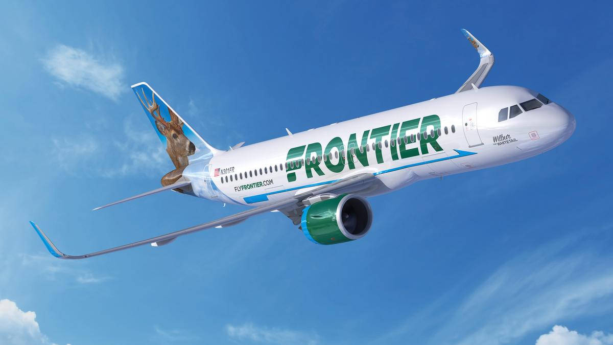 transportation 桌布 壁紙 — 一架尾翼上有鹿標誌的Frontier Airlines飛機在藍天白雲中翱翔。