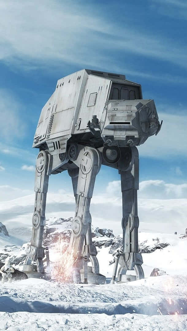 At-at 桌布 壁紙 — 一架巨大的AT-AT步行機在明亮的藍天和零星雲朵下，穿越白雪覆蓋的山地景觀。
