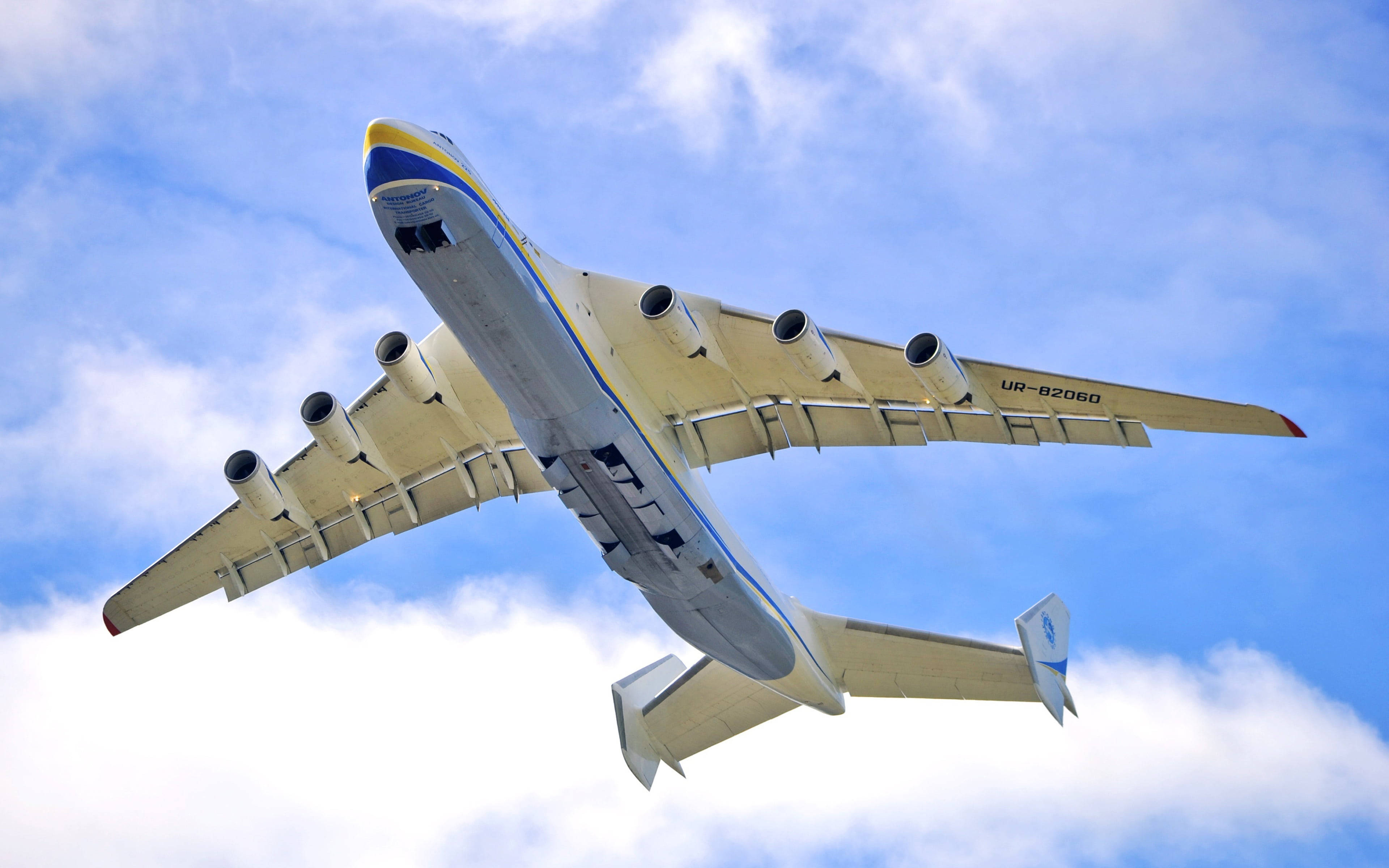 Ukraine Flag 桌布 壁紙 — 一架巨大的安托諾夫An-225 Mriya貨機在點綴著蓬鬆白雲的明亮藍天上翱翔。