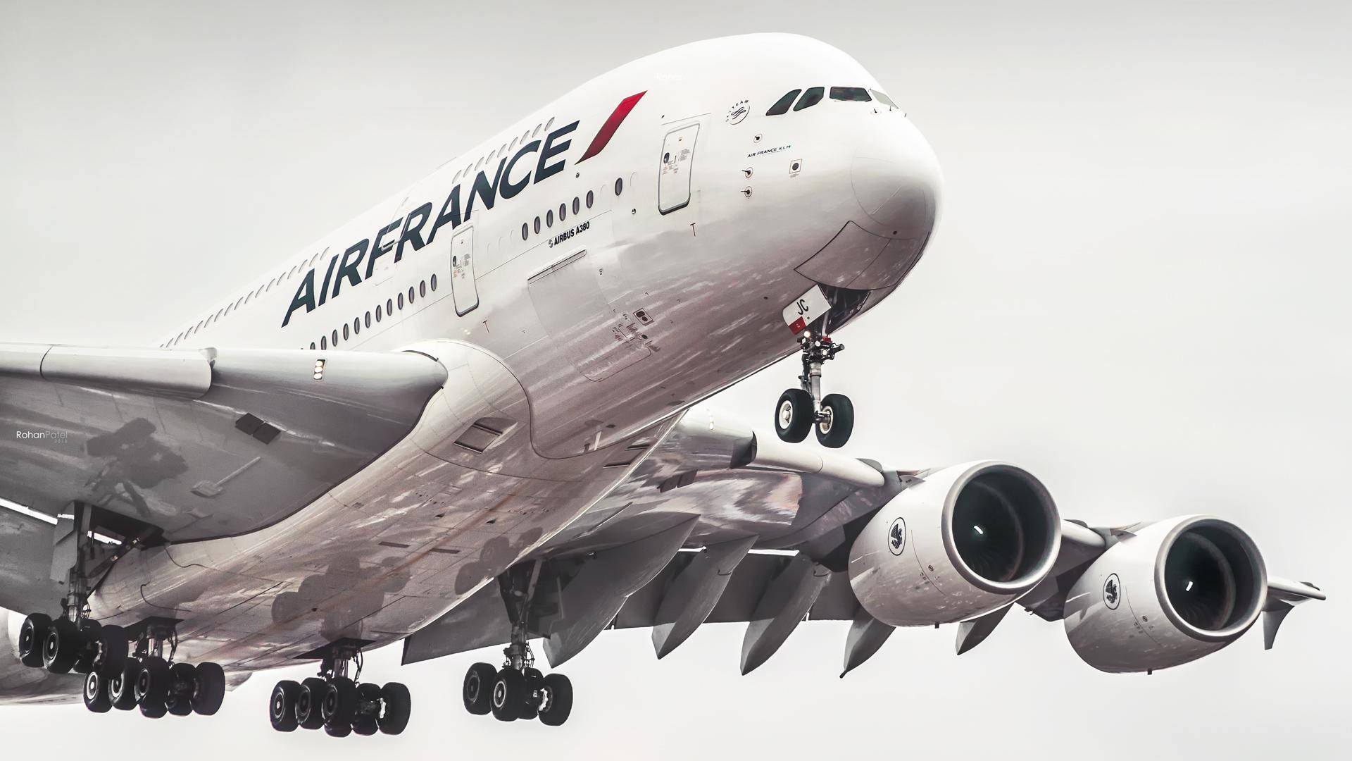 Plane 桌布 壁紙 — 一架巨大的法國航空空中巴士A380正在降落，起落架已放下，背景是蒼白的陰天。