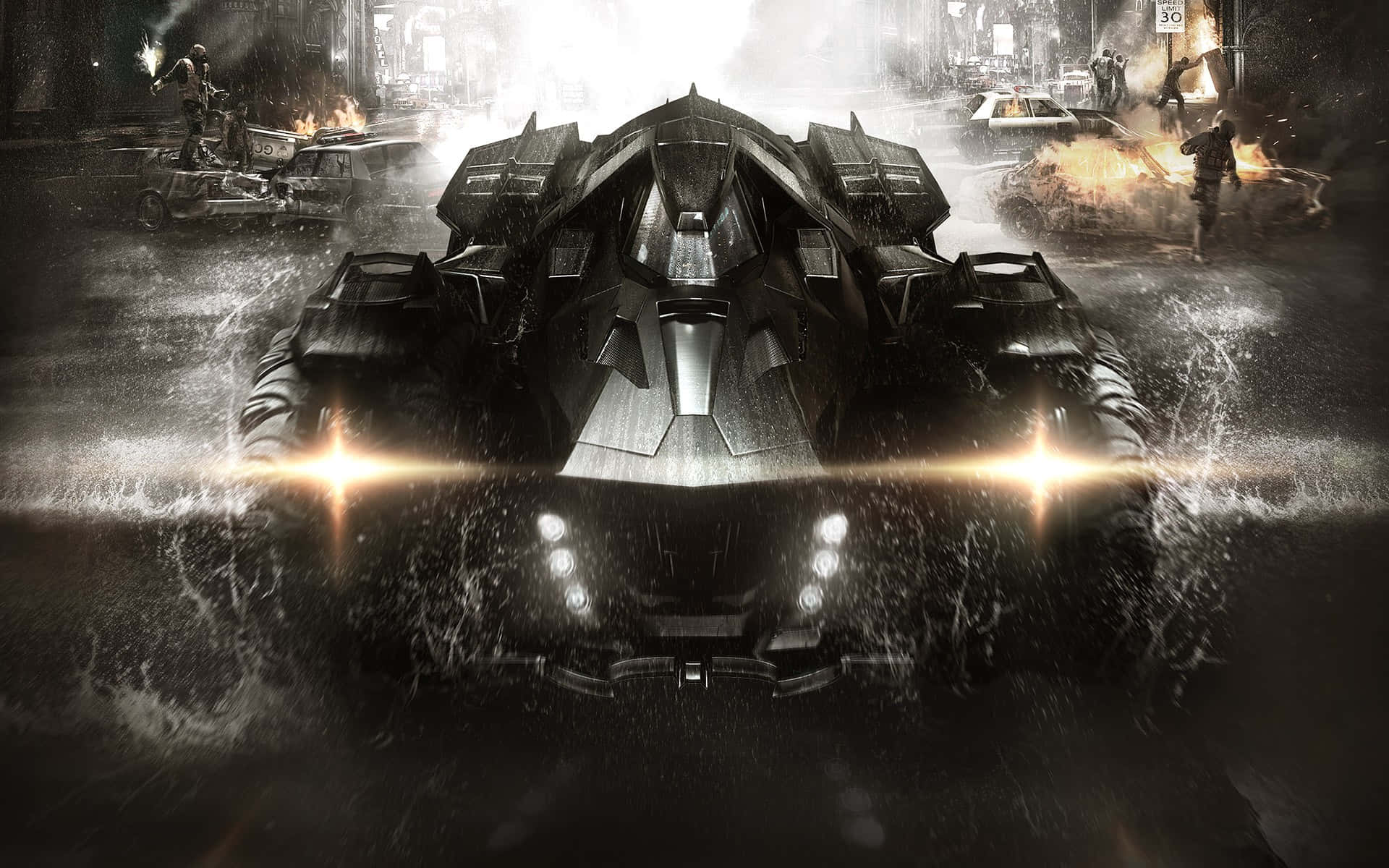 Batmobile Desktop 桌布 壁紙 — 一架巨大的裝甲蝙蝠車在濕滑的雨夜街道上行駛，濺起水花，背景中爆發爆炸和混亂。