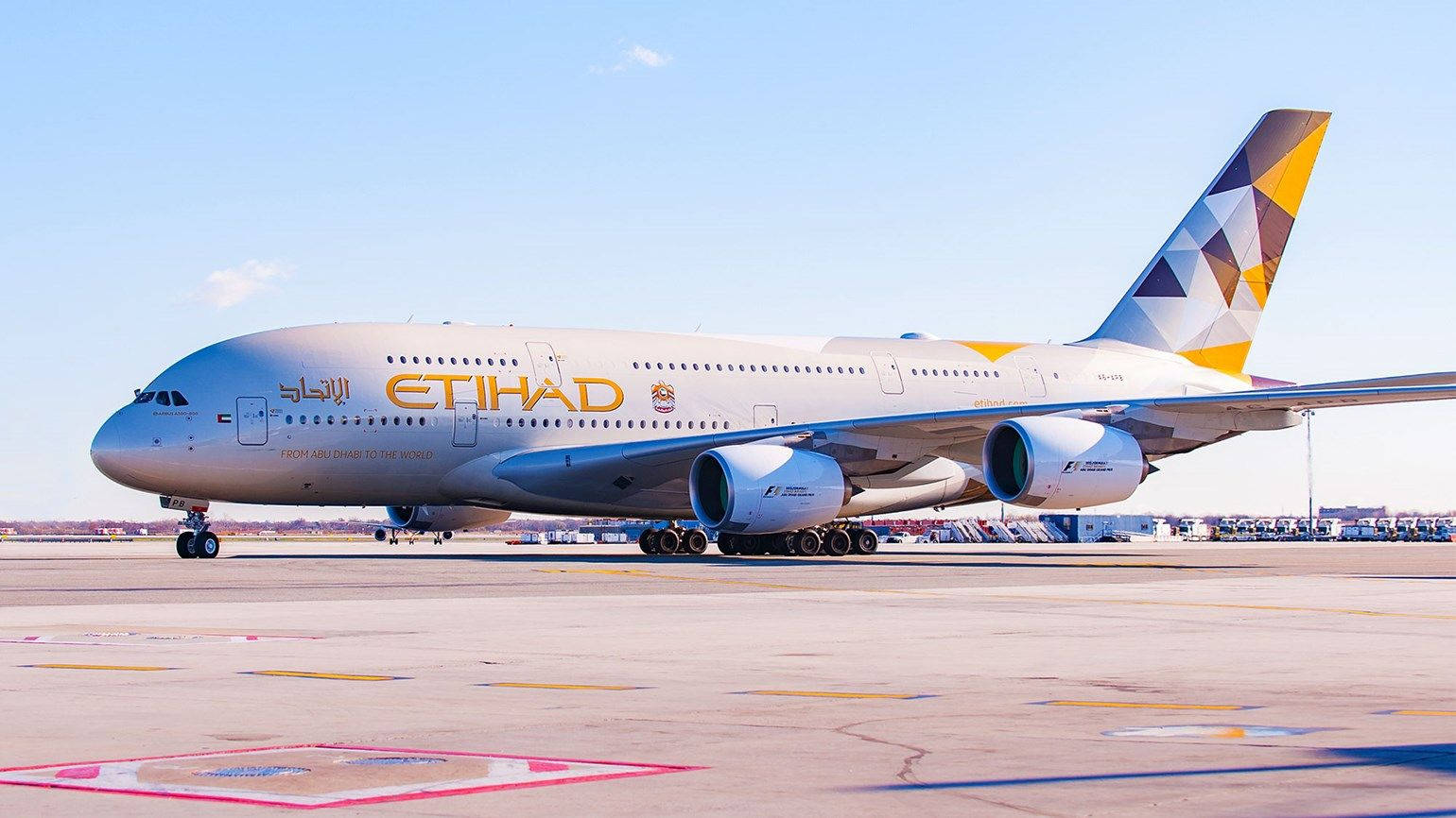 Airport 桌布 壁紙 — 一架巨大的阿提哈德航空空中巴士A380停泊在陽光普照的機場停機坪上，天空清澈湛藍。