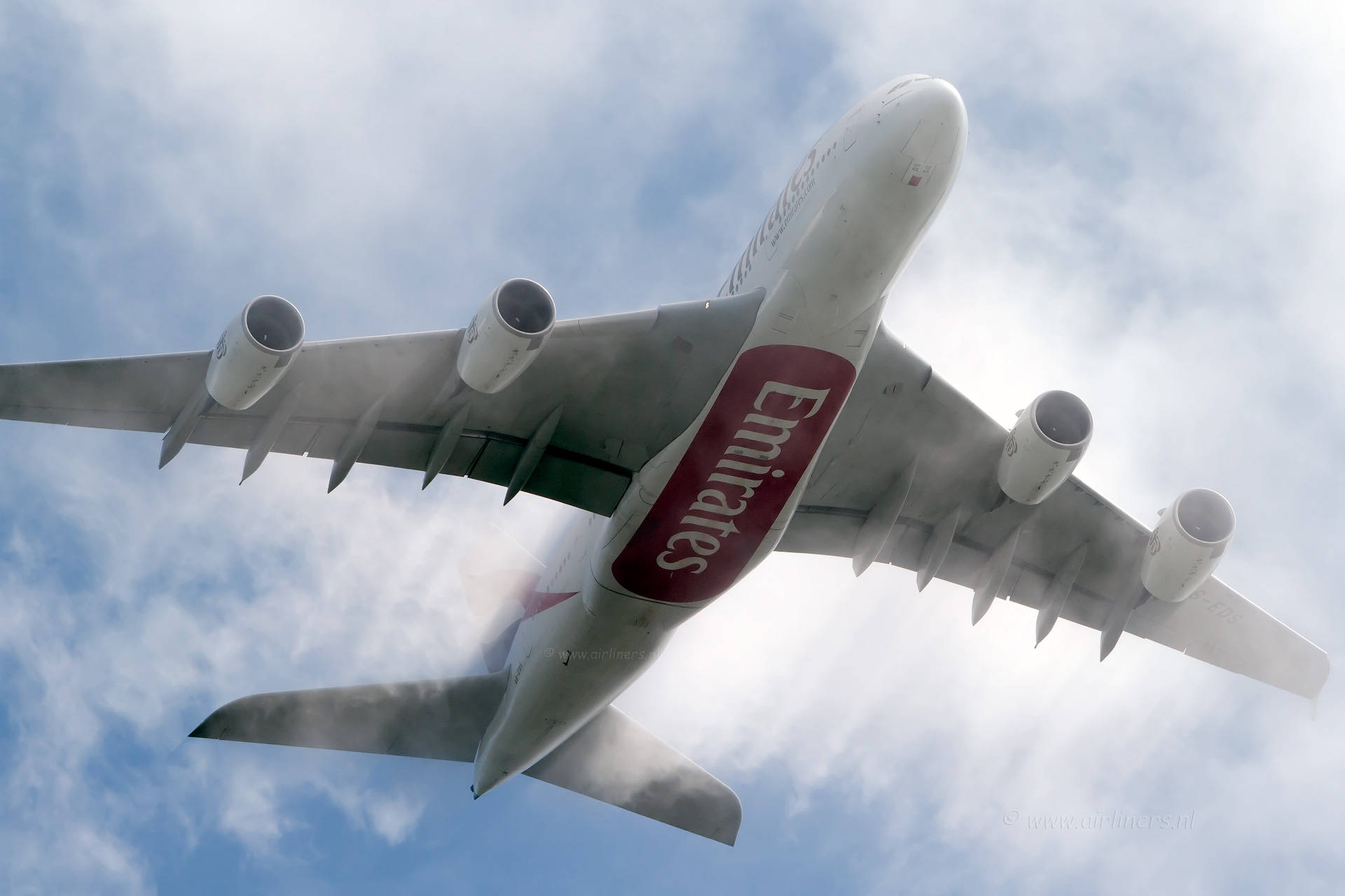 雲朵 桌布 壁紙 — 一架巨大的阿聯酋航空空中巴士A380在晴朗藍天和蓬鬆白雲的背景下翱翔頭頂。