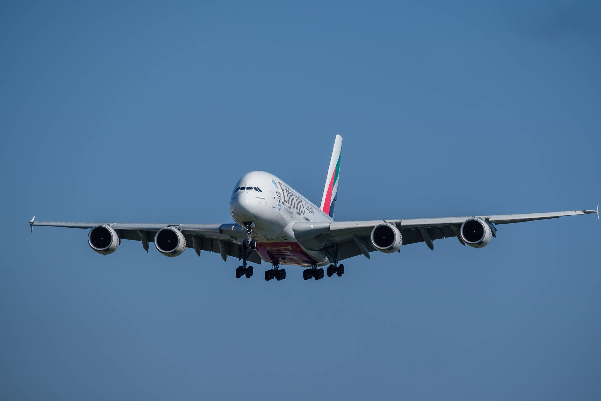 Plane 桌布 壁紙 — 一架巨大的阿聯酋航空空中巴士A380正在晴朗的藍天下下降，起落架已放下。
