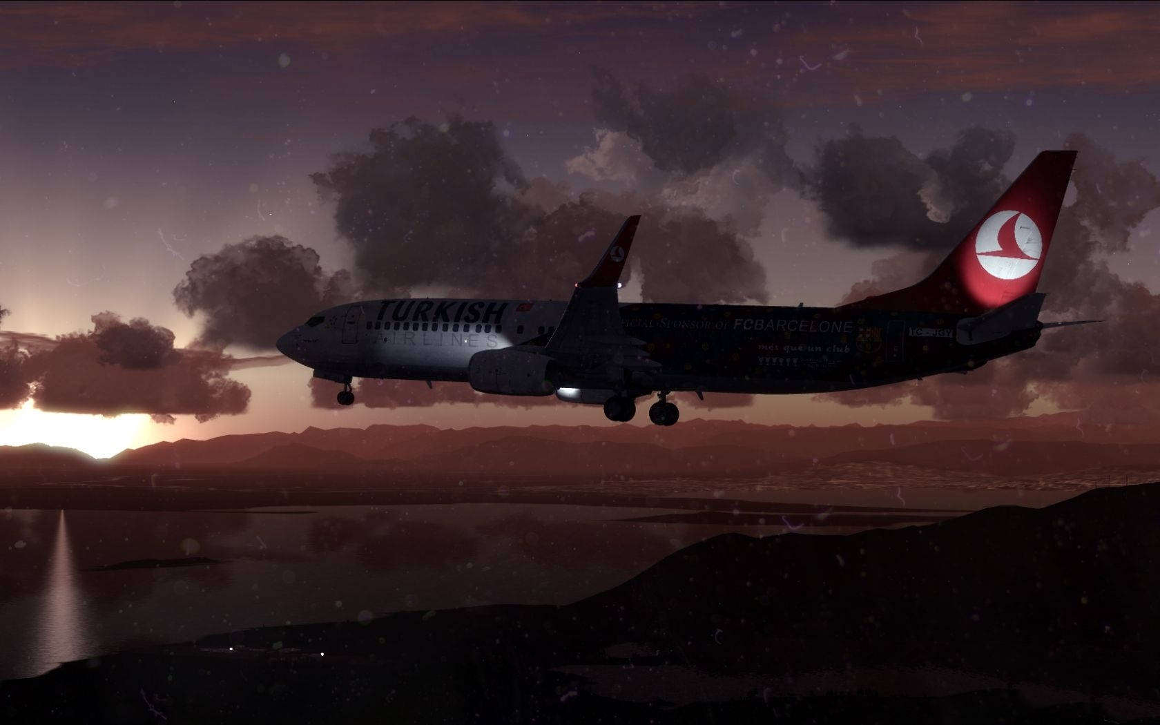 Silhouette 桌布 壁紙 — 一架帶有FC巴塞隆納塗裝的土耳其航空飛機在黃昏時分下降至山區景觀及反射水面上方。