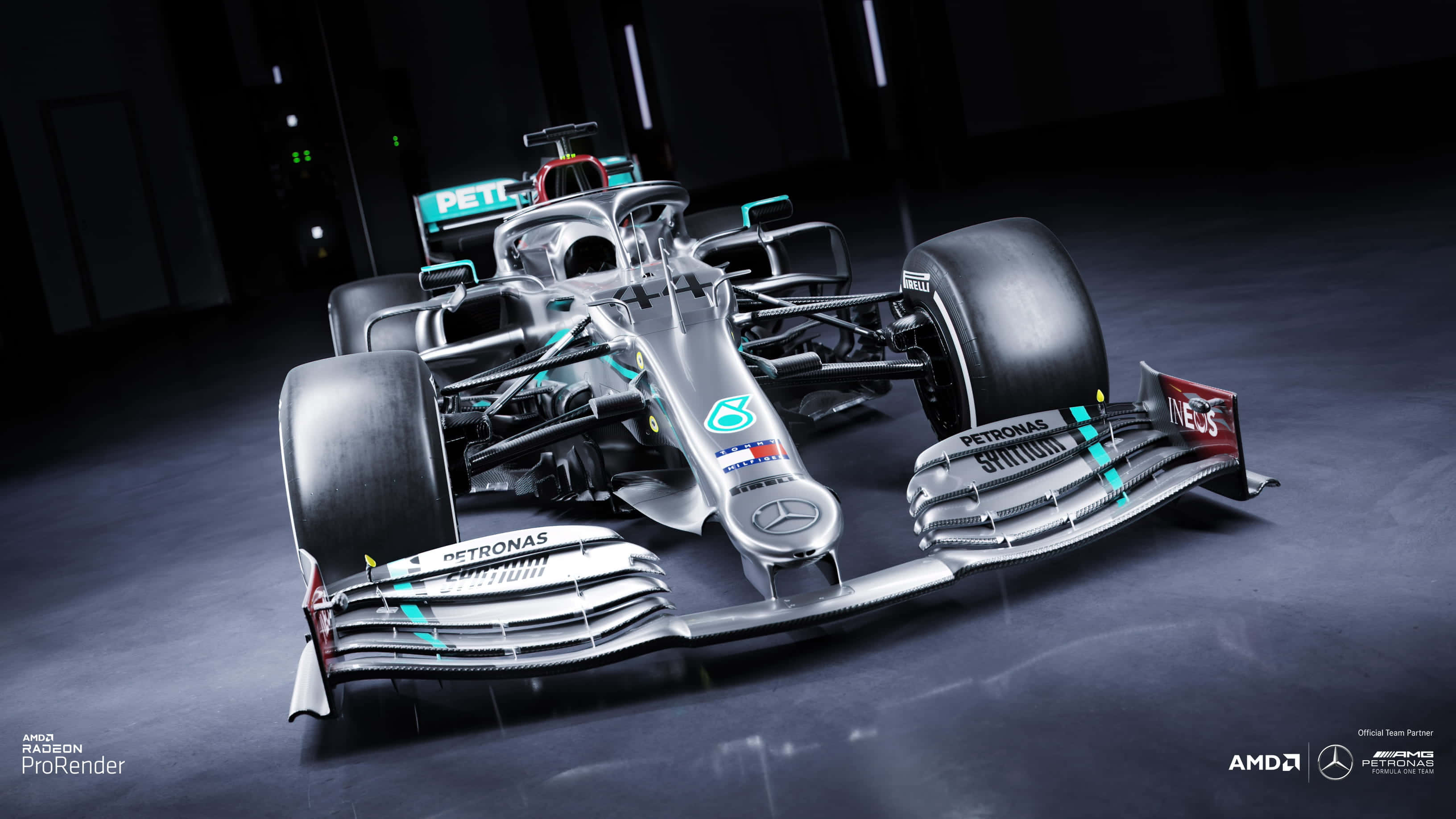 F1 2019 壁紙 桌布 壁紙 — 一架帶有Petronas品牌標誌的流線型銀色和藍綠色一級方程式賽車，在昏暗的攝影棚中以戲劇性的燈光展示。