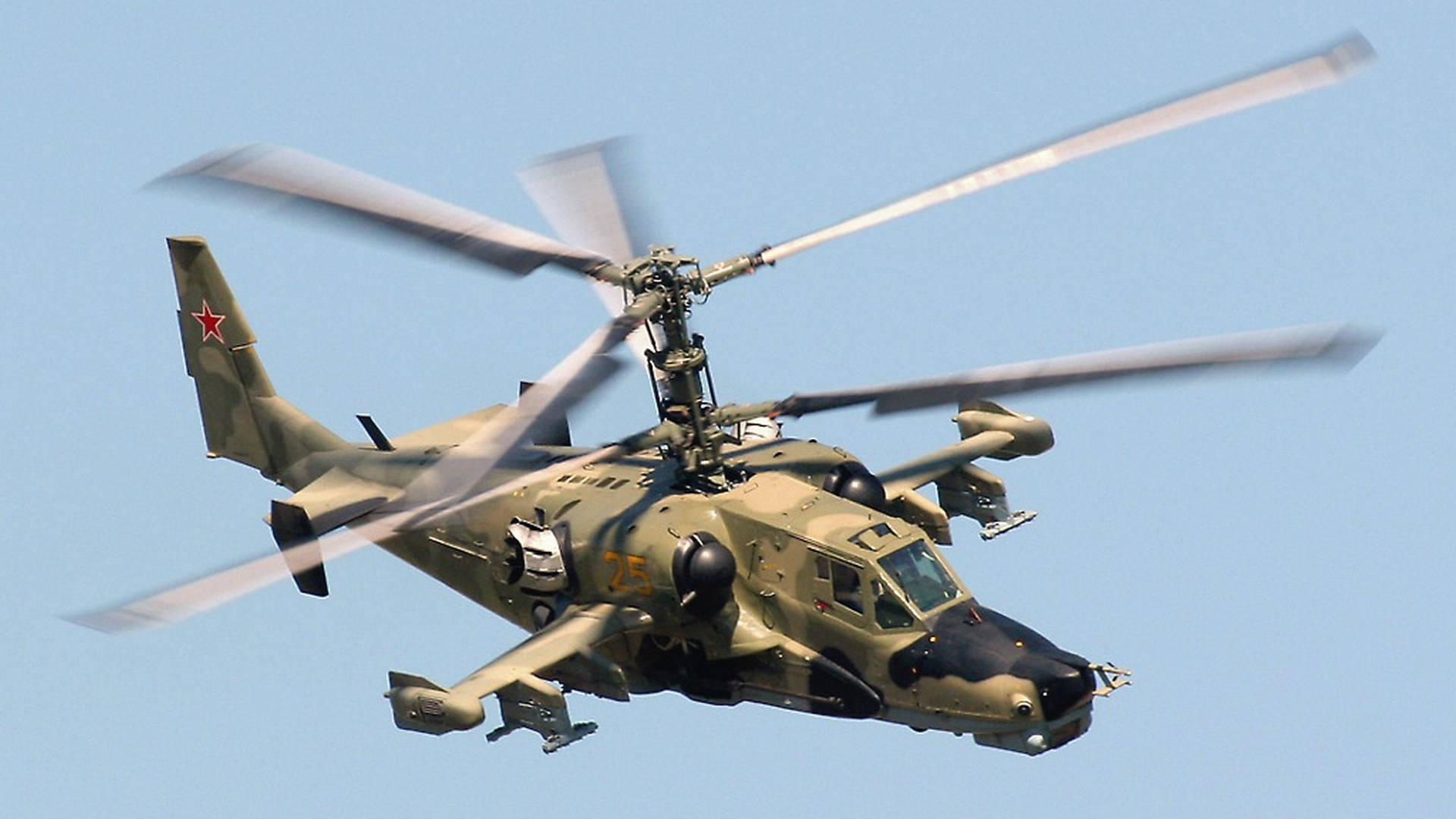 Helicopter 桌布 壁紙 — 一架帶有旋轉葉片的軍用直升機在晴朗的藍天中翱翔。