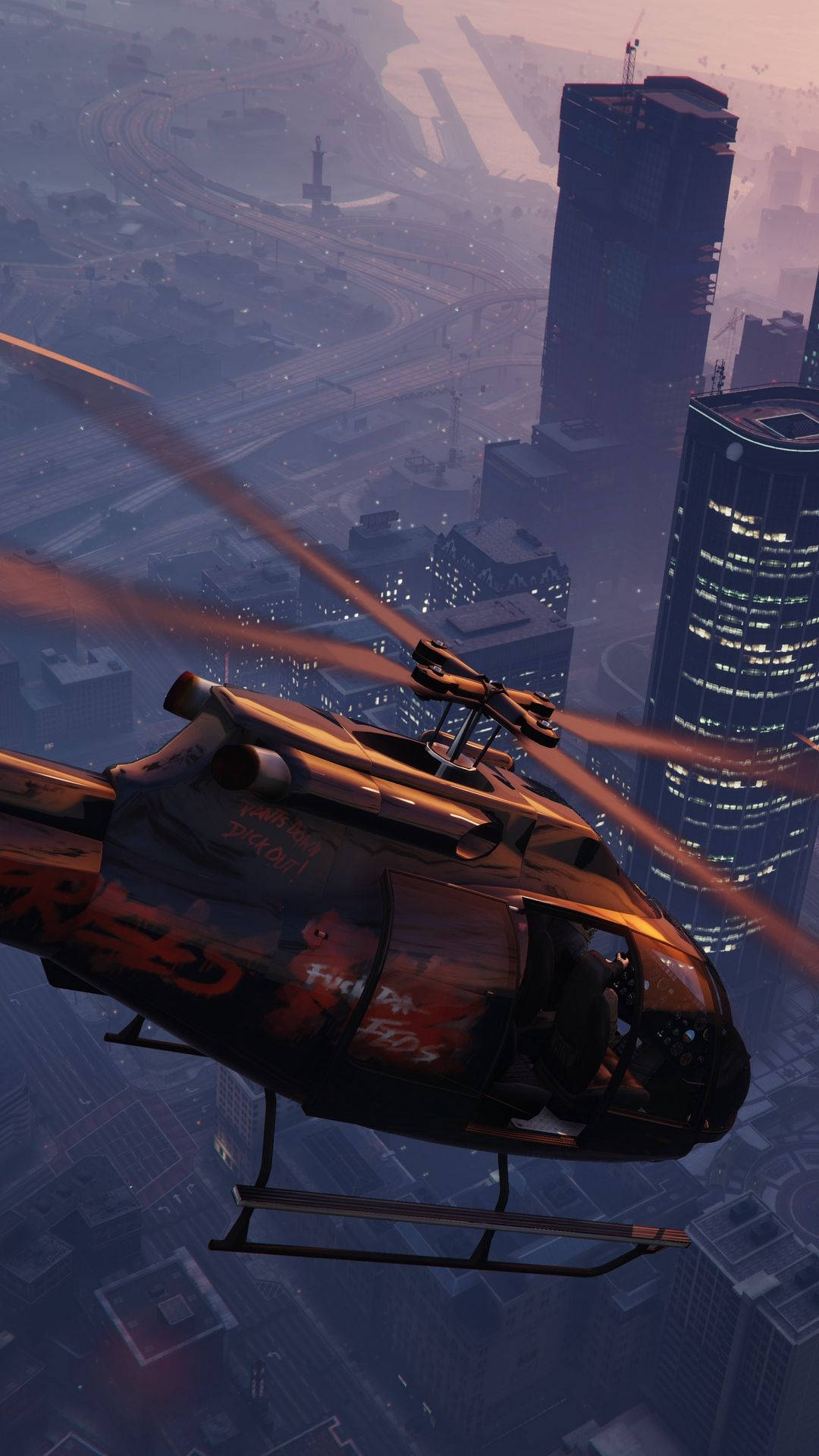 Helicopter 桌布 壁紙 — 一架帶有火焰貼花的直升機在黃昏時分低飛過廣闊的城市天際線，下方是閃爍的摩天大樓。