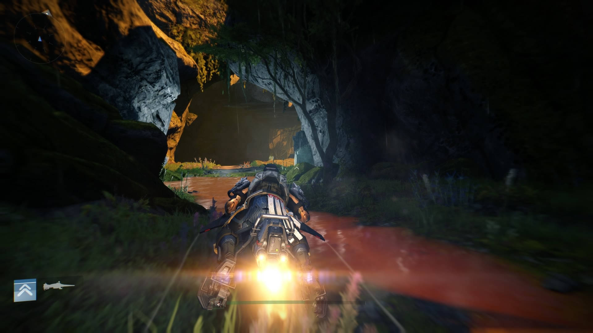 destiny 4K 桌布 壁紙 — 一架帶有發光引擎的未來車輛高速穿過黑暗洞穴入口，露出背後發光的紅色河流和茂密的綠色植物。