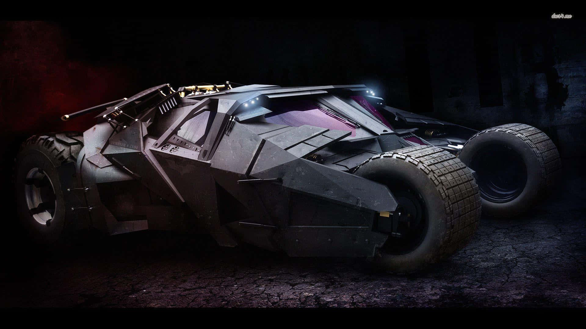 Batmobile Desktop 桌布 壁紙 — 一架帶有發光燈光和堅固輪胎的威嚇性裝甲蝙蝠車，停放在黑暗骯髒的城市小巷中。