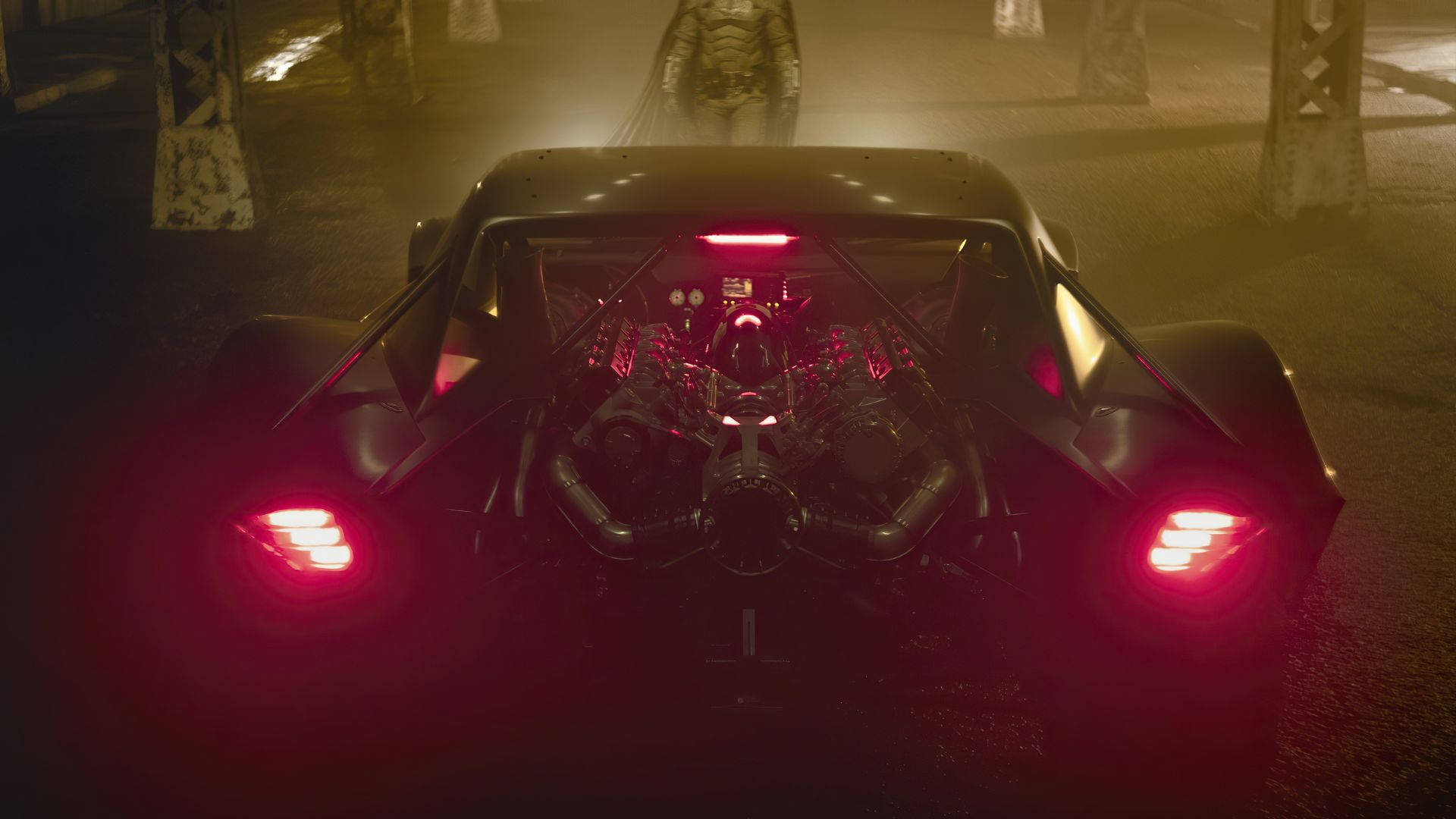 Batmobile 桌布 壁紙 — 一架帶有發光紅色尾燈和裸露引擎的威嚇蝙蝠車，在霧氣瀰漫的夜燈下停在一座橋上。