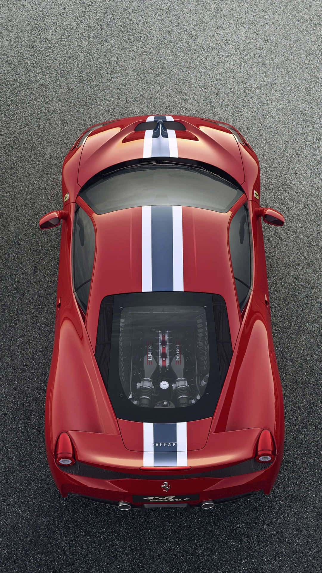 Ferrari 458 Speciale 桌布 壁紙 — 一架帶有白色和黑色條紋的紅色法拉利跑車停在柏油路上，從空中視角展示其引擎。