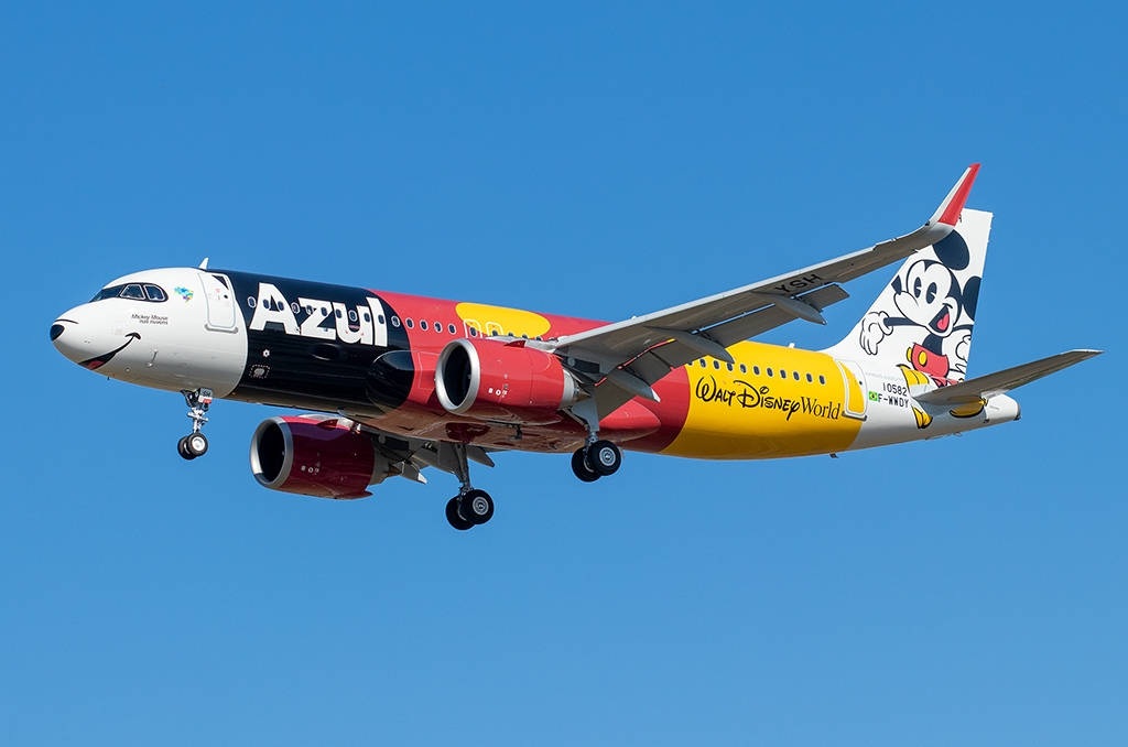迪士尼世界 桌布 壁紙 — 一架帶有米奇老鼠塗裝的Azul Airlines空中巴士在日間飛行中翱翔於清澈的藍天。