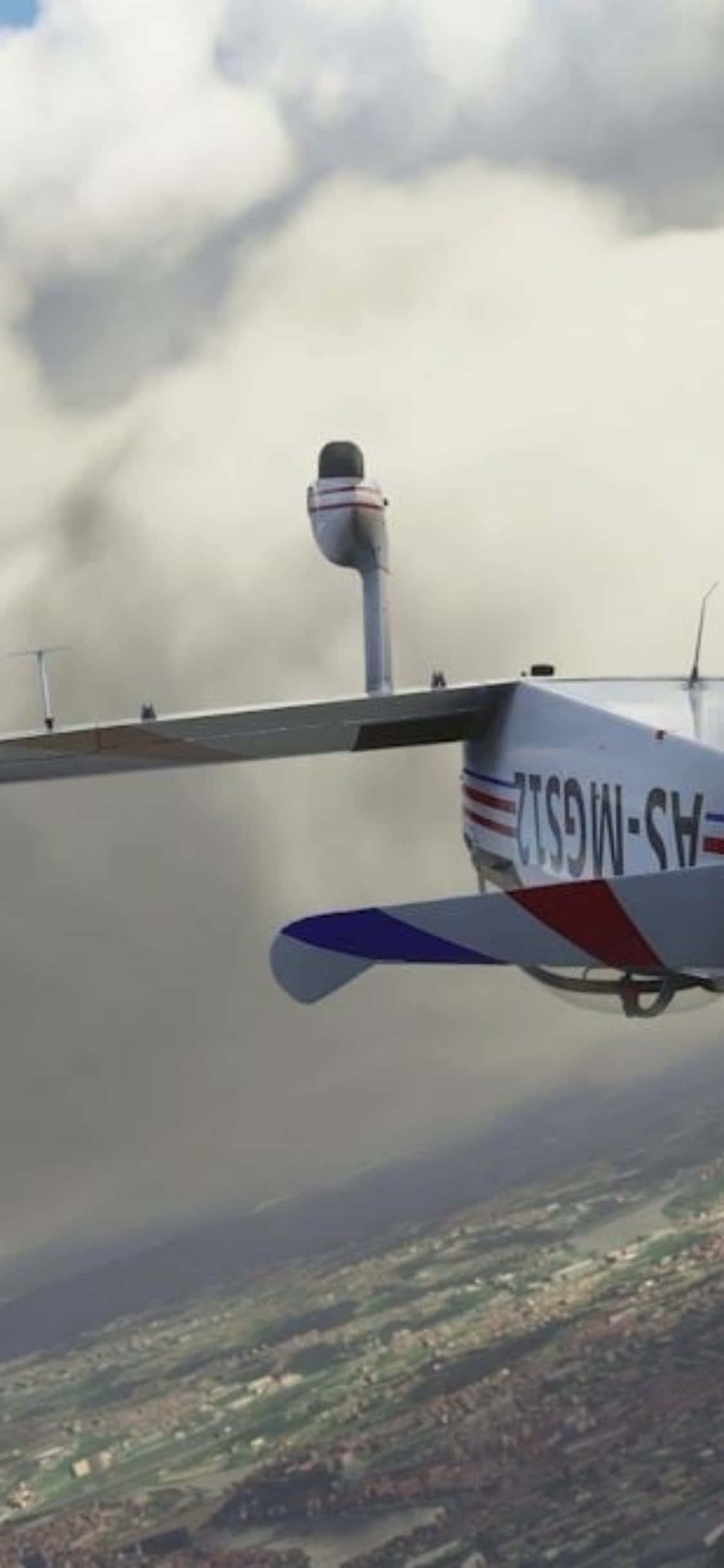 iPhone Xs Microsoft Flight Simulator 桌布 壁紙 — 一架帶有紅、藍、白色標記的小型飛機在多雲的天空上方飛行，顯露出下方拼布般的景觀。