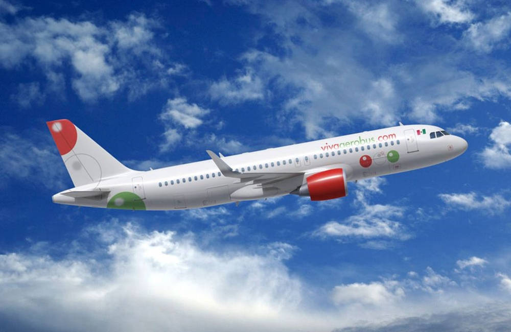 flying 桌布 壁紙 — 一架帶有紅色和綠色點綴的白色Viv Aerobus飛機在充滿蓬鬆白雲的明亮藍天中翱翔。