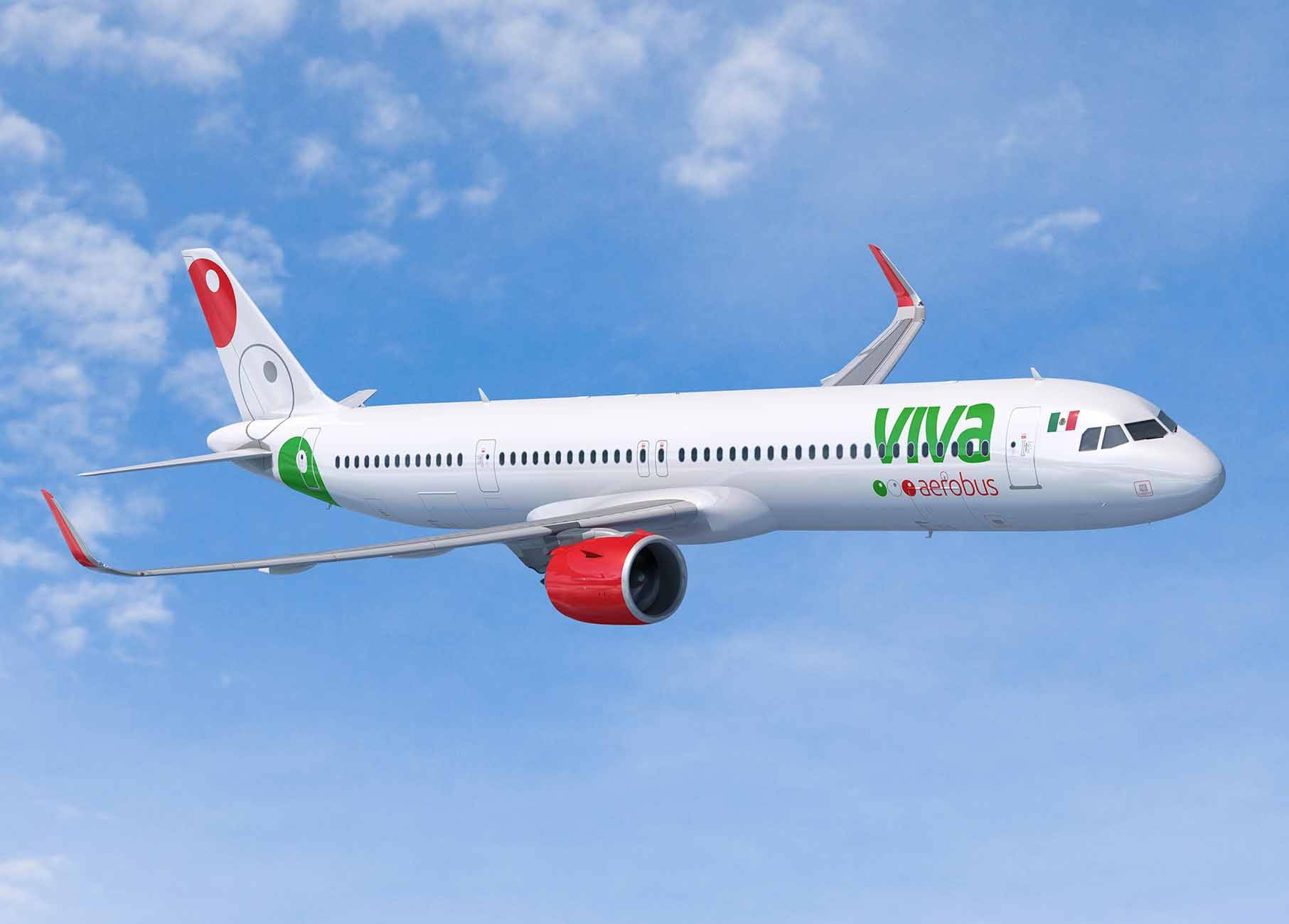 飛機 桌布 壁紙 — 一架帶有紅色和綠色點綴的白色Viva Aerobus空中巴士噴射機在點綴著蓬鬆白雲的明亮藍天中翱翔。