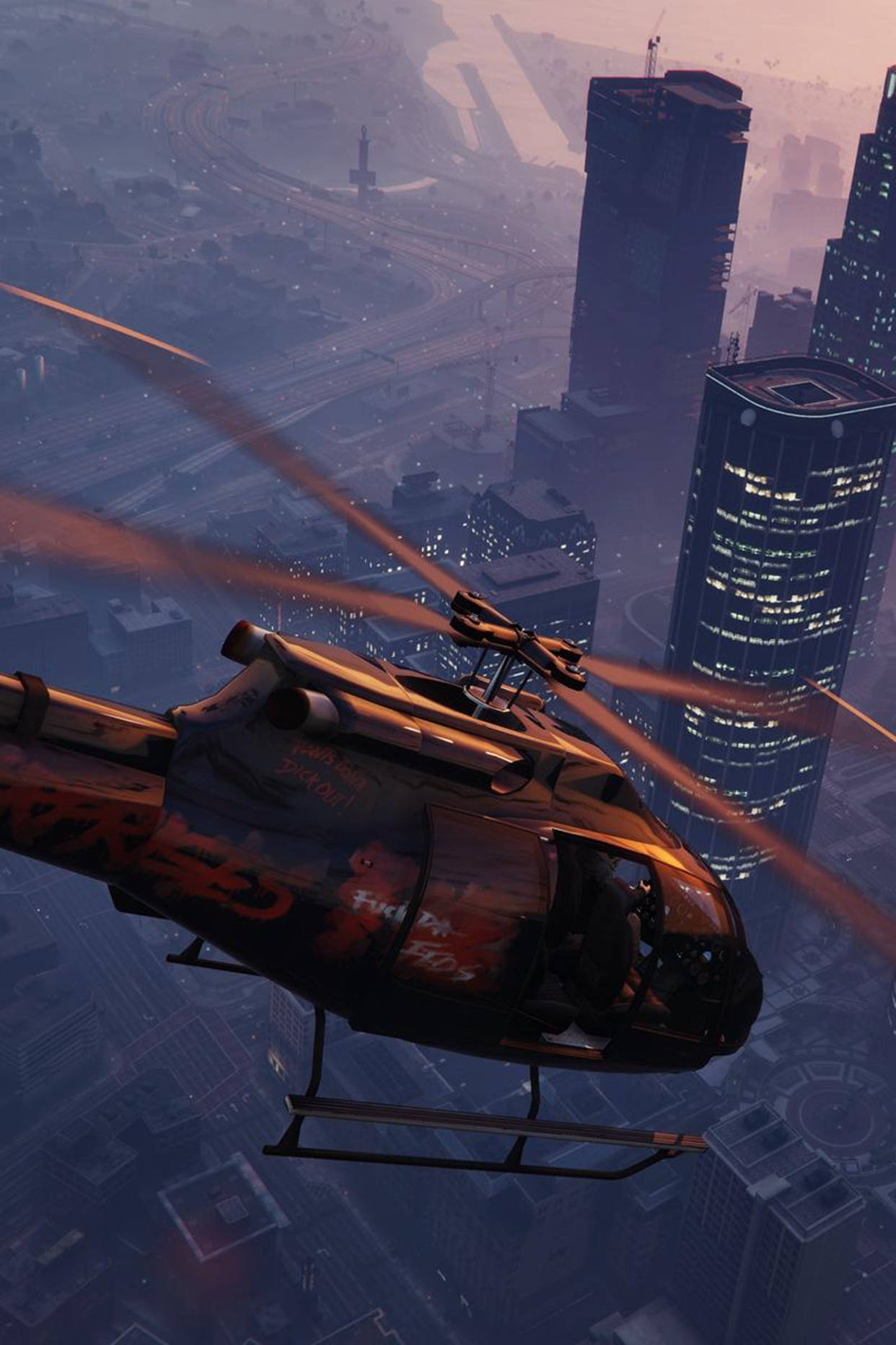gta iPhone 桌布 壁紙 — 一架帶有紅色塗鴉的黑色直升機在黃昏時分低飛過廣闊的城市景觀，下方是閃爍的摩天大樓。