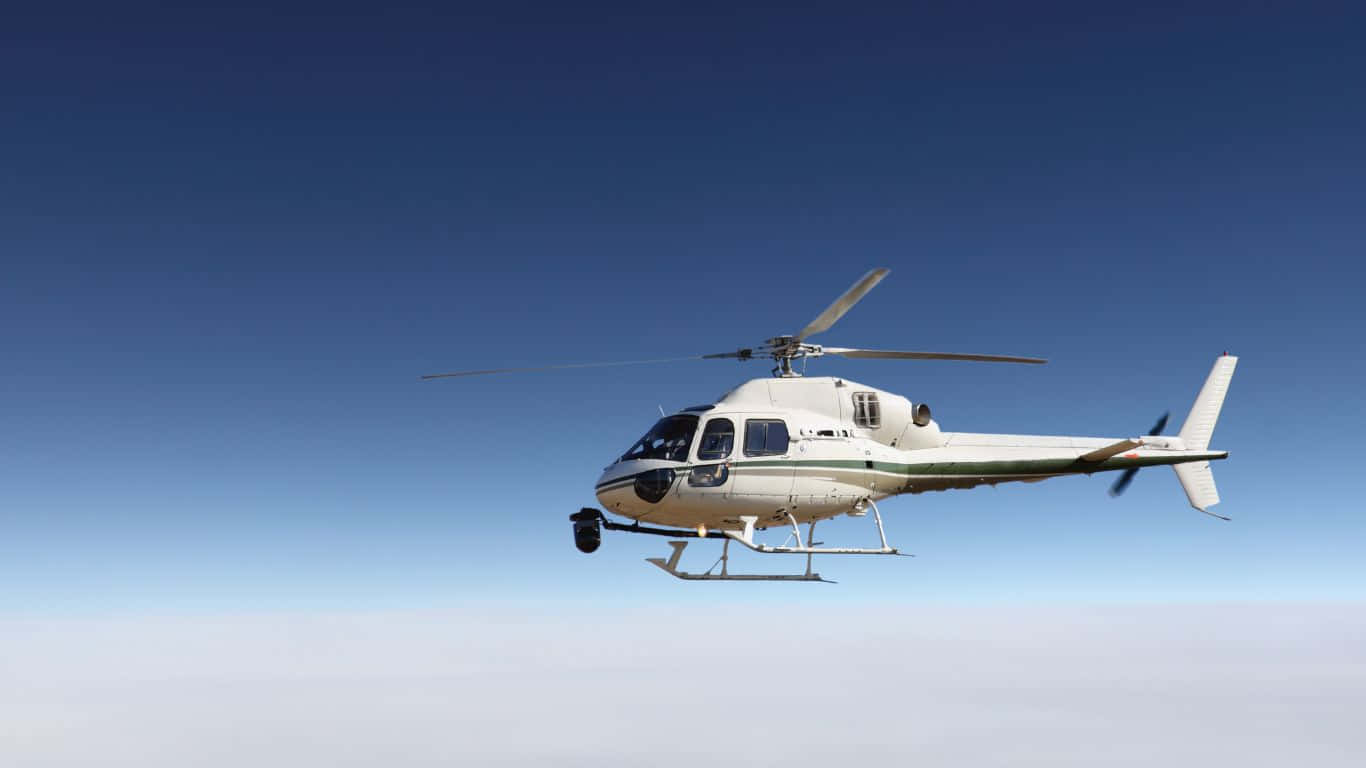 1366x768 Helicopters 桌布 壁紙 — 一架帶有綠色條紋的白色直升機在薄雲層上方晴朗的藍天中穩定飛行。