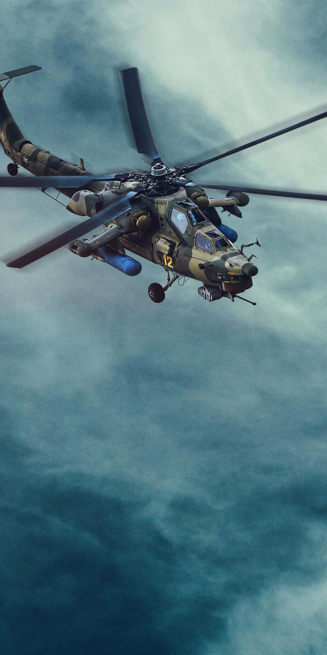 Aircraft 桌布 壁紙 — 一架帶有迷彩塗裝的軍用直升機低飛穿過黑暗的風暴雲層，背景是藍綠色的天空。