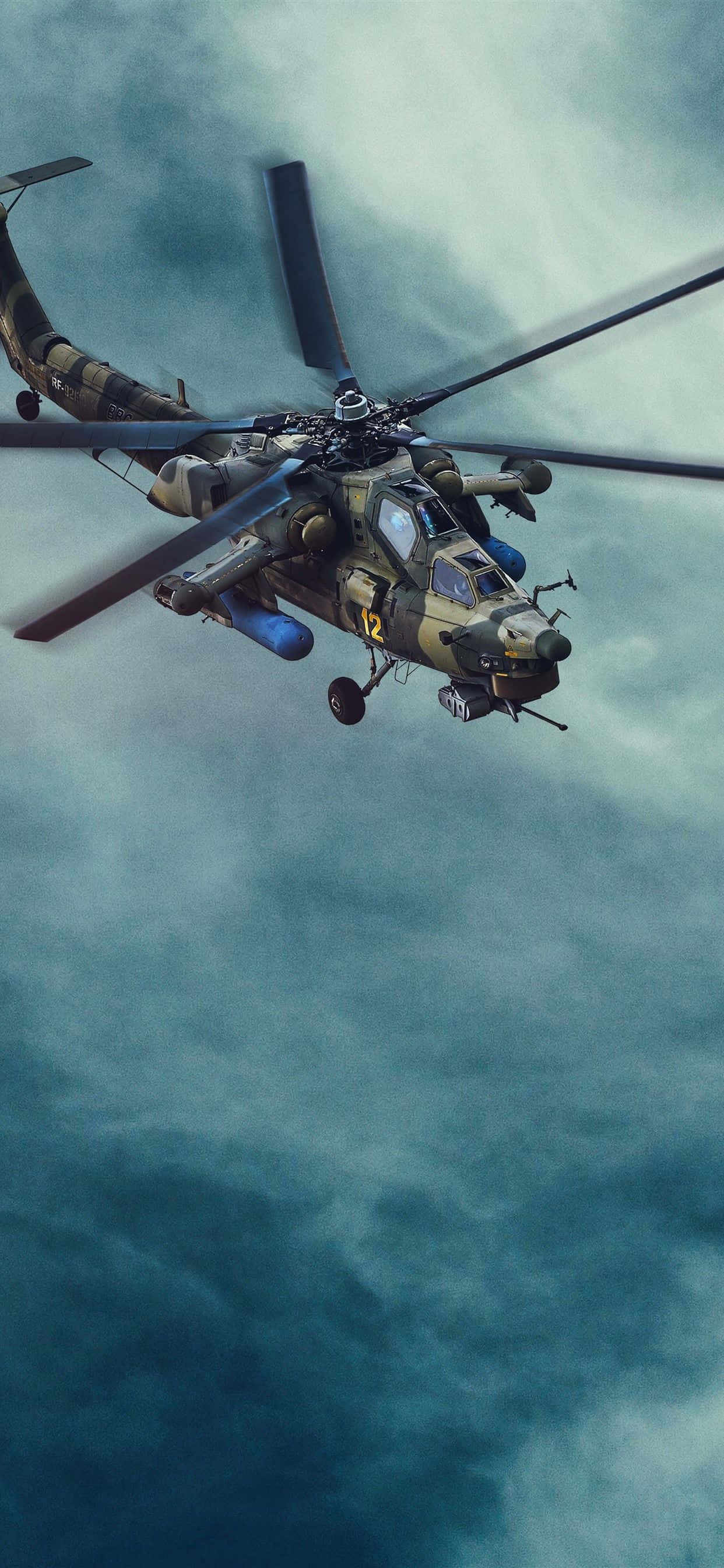 Helicopter 桌布 壁紙 — 一架帶有迷彩塗裝的軍用直升機在充滿烏雲的暴風雨中飛行。
