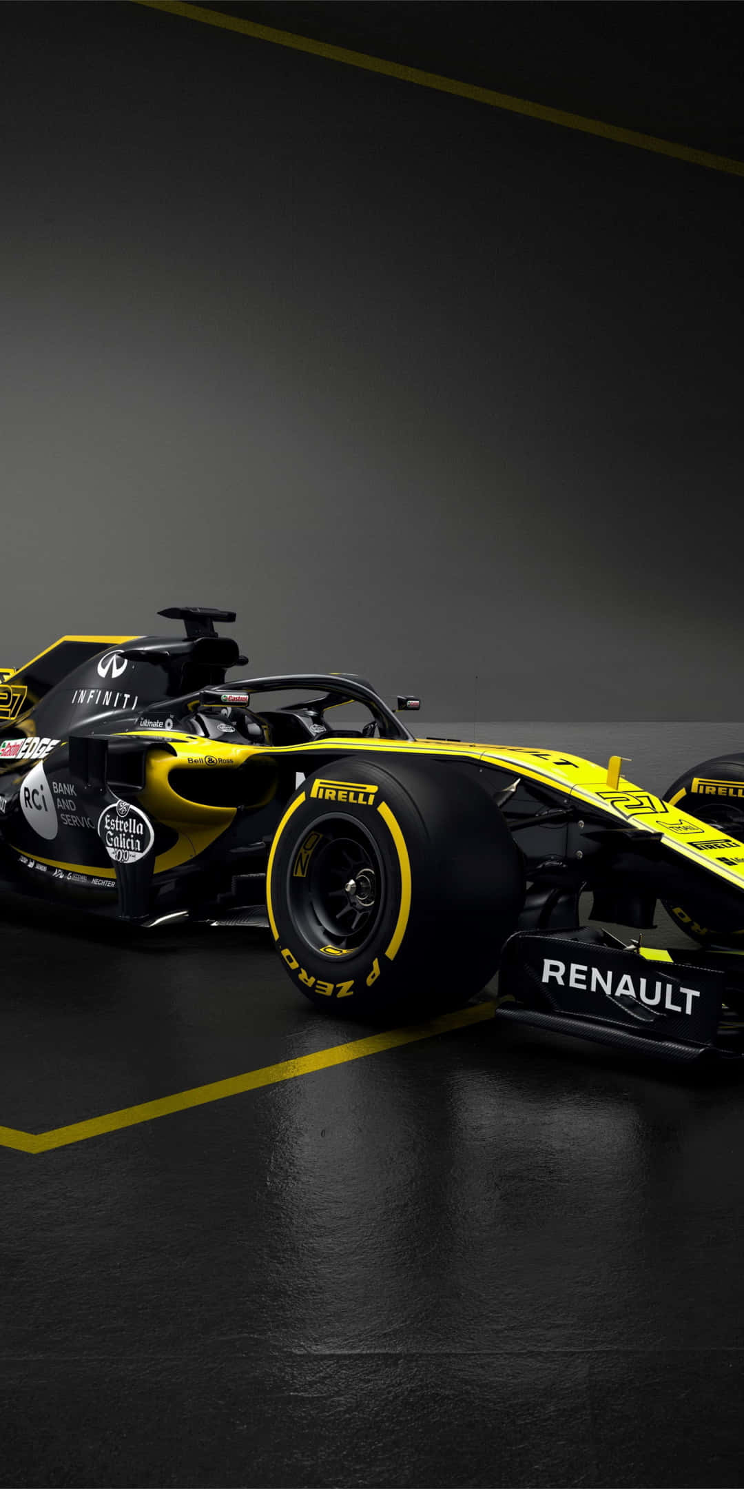 F1 桌布 壁紙 — 一架帶有雷諾品牌標誌的時尚黑黃色一級方程式賽車，在戲劇性的工作室燈光下，停放在帶有黃色線條的光滑黑色地板上。