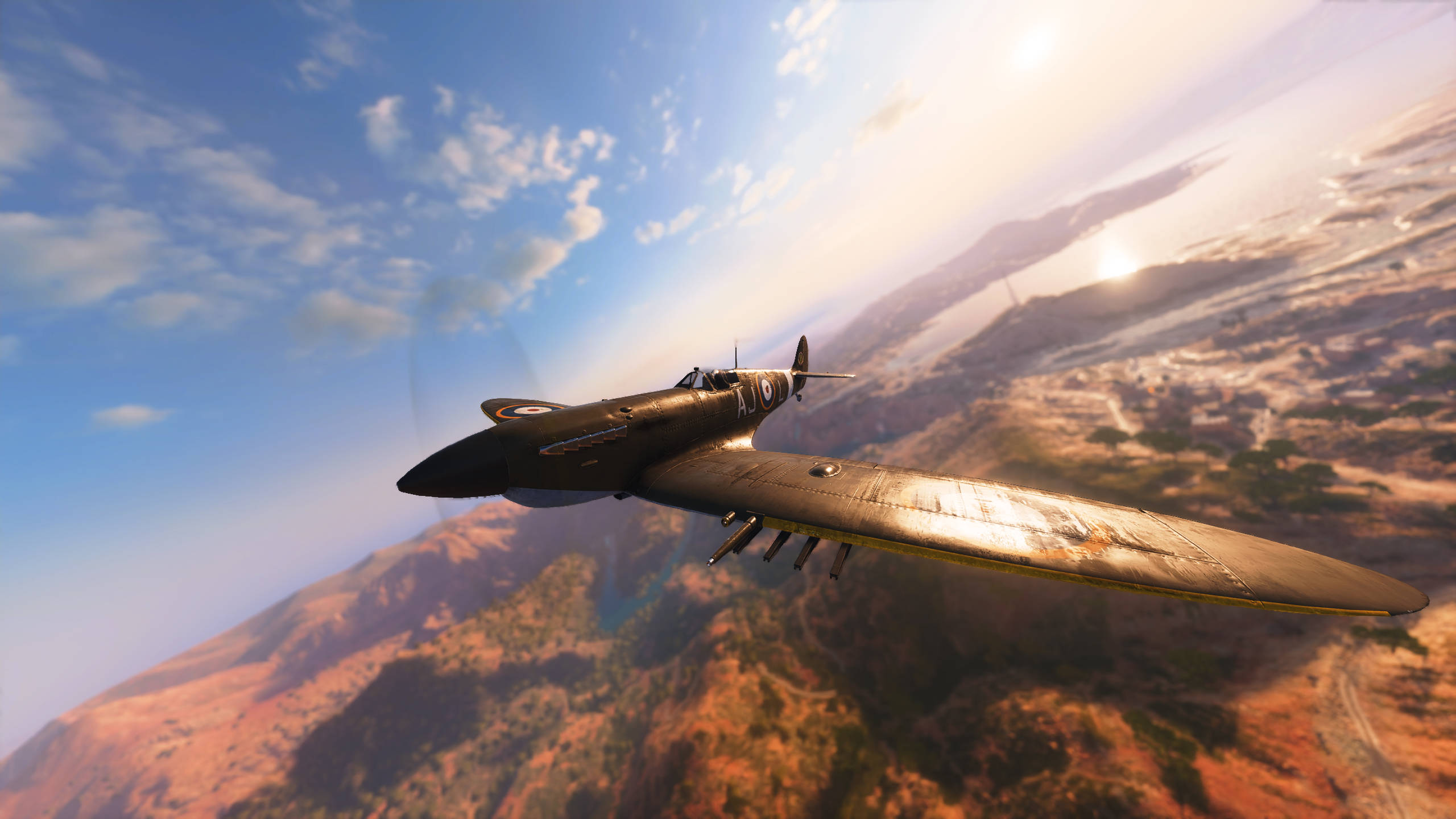 Battlefield 5 桌布 壁紙 — 一架復古戰鬥機在明亮的陽光和散落的雲朵下，翱翔於崎嶇的山脈之上。