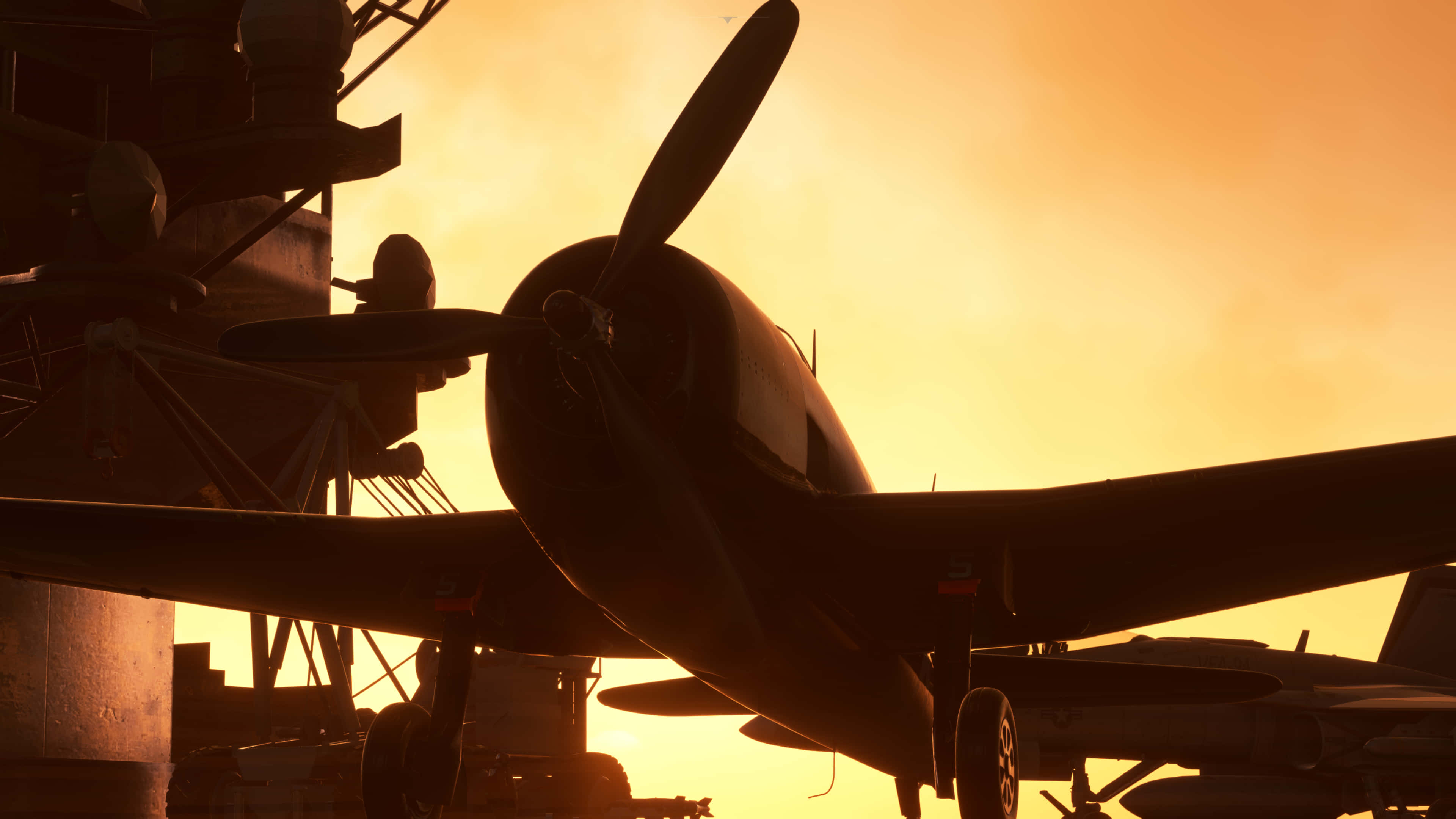 電玩遊戲 桌布 壁紙 — 一架復古螺旋槳飛機在航空母艦甲板上，以溫暖的金色日落為背景形成剪影。