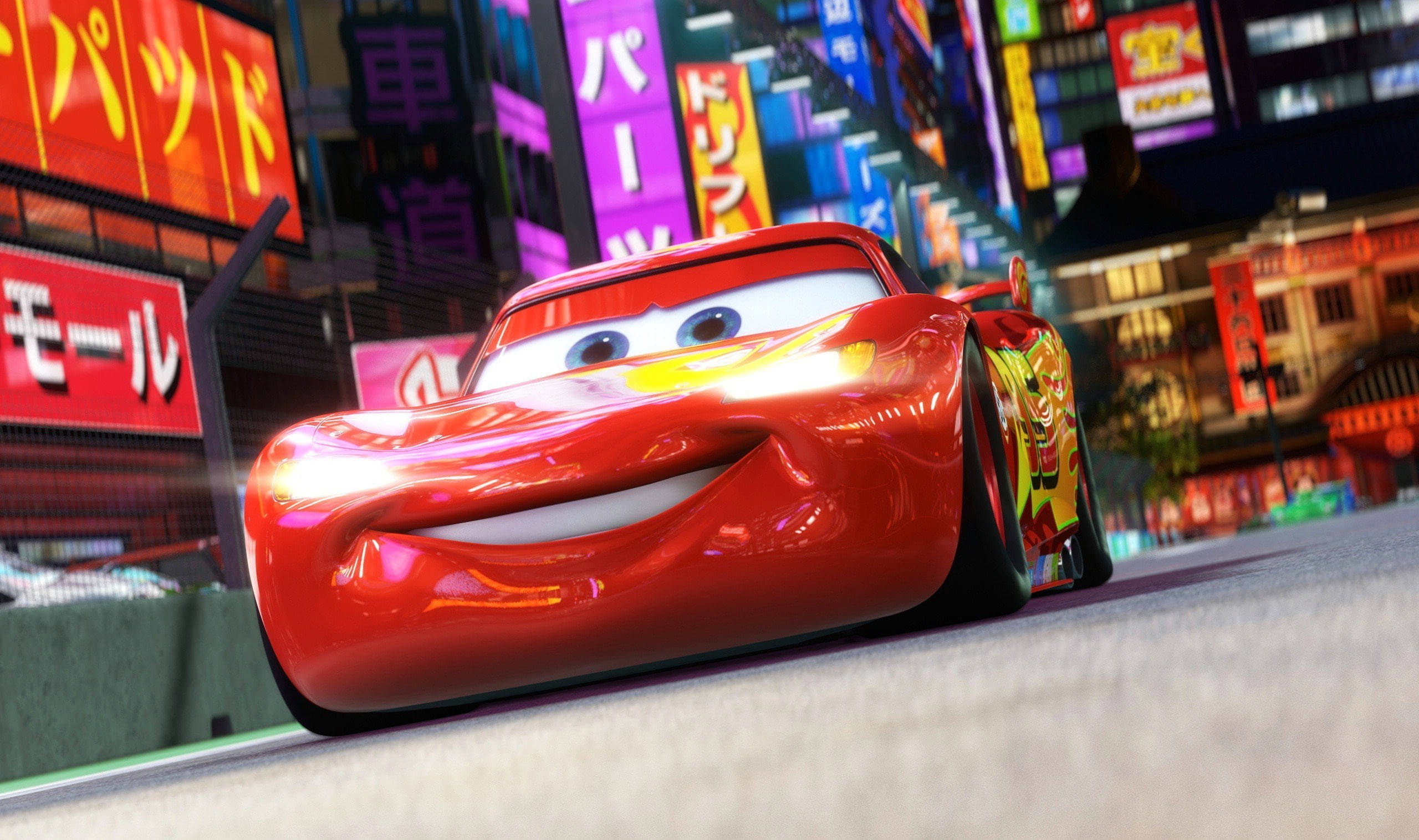 Pixar 桌布 壁紙 — 一架微笑的紅色賽車在夜晚穿過霓虹燈閃爍的日本城市景觀，伴隨著發光的招牌和倒影。