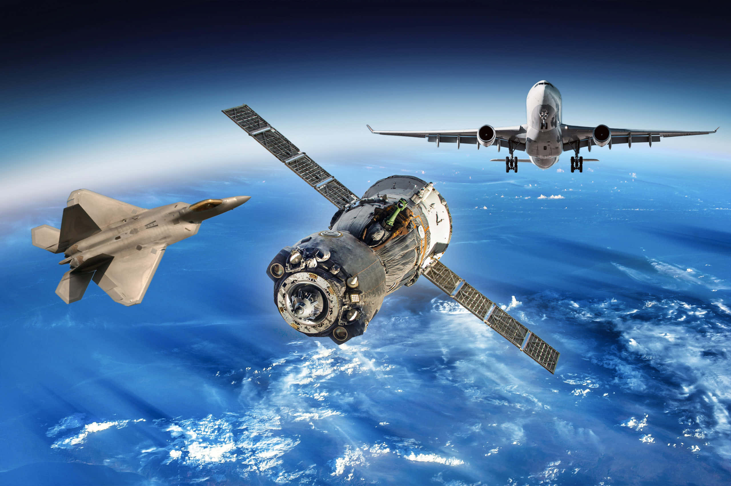 Aerospace 桌布 壁紙 — 一架戰鬥機、太空站和客機從軌道上翱翔於地球的藍色海洋和雲層之上。